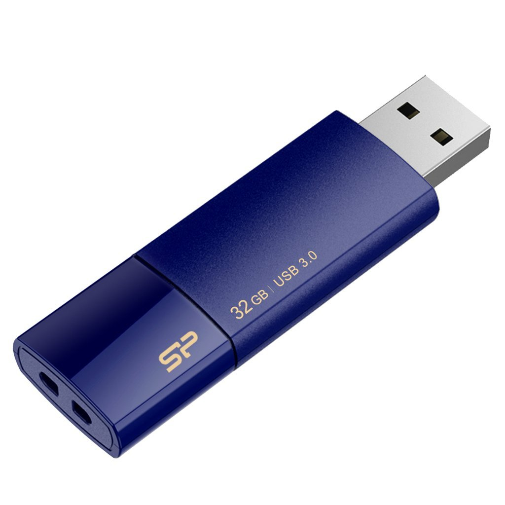 Niebieski pendrive SP 32 GB USB 3.0 podłączony do laptopa. Białe tło.