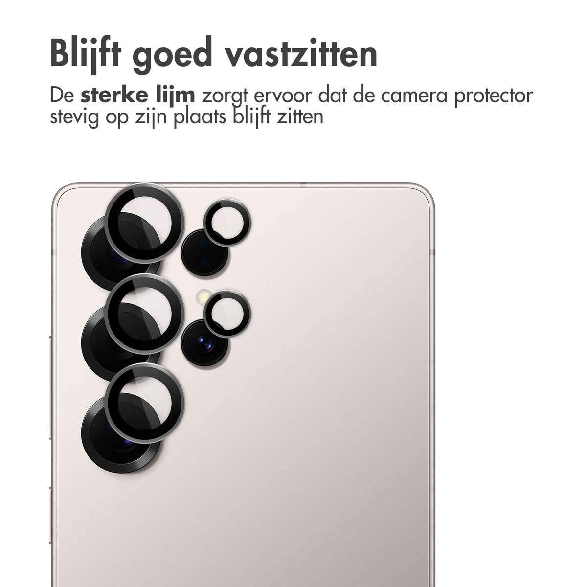 Telefoon met camerabeschermers aangebracht. De telefoon is zilver.