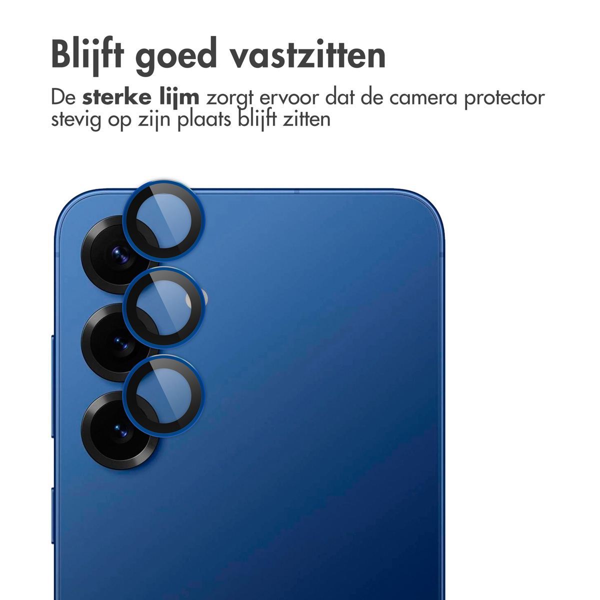 Blauwe telefoon met cameraprotector lenzen op een witte achtergrond.