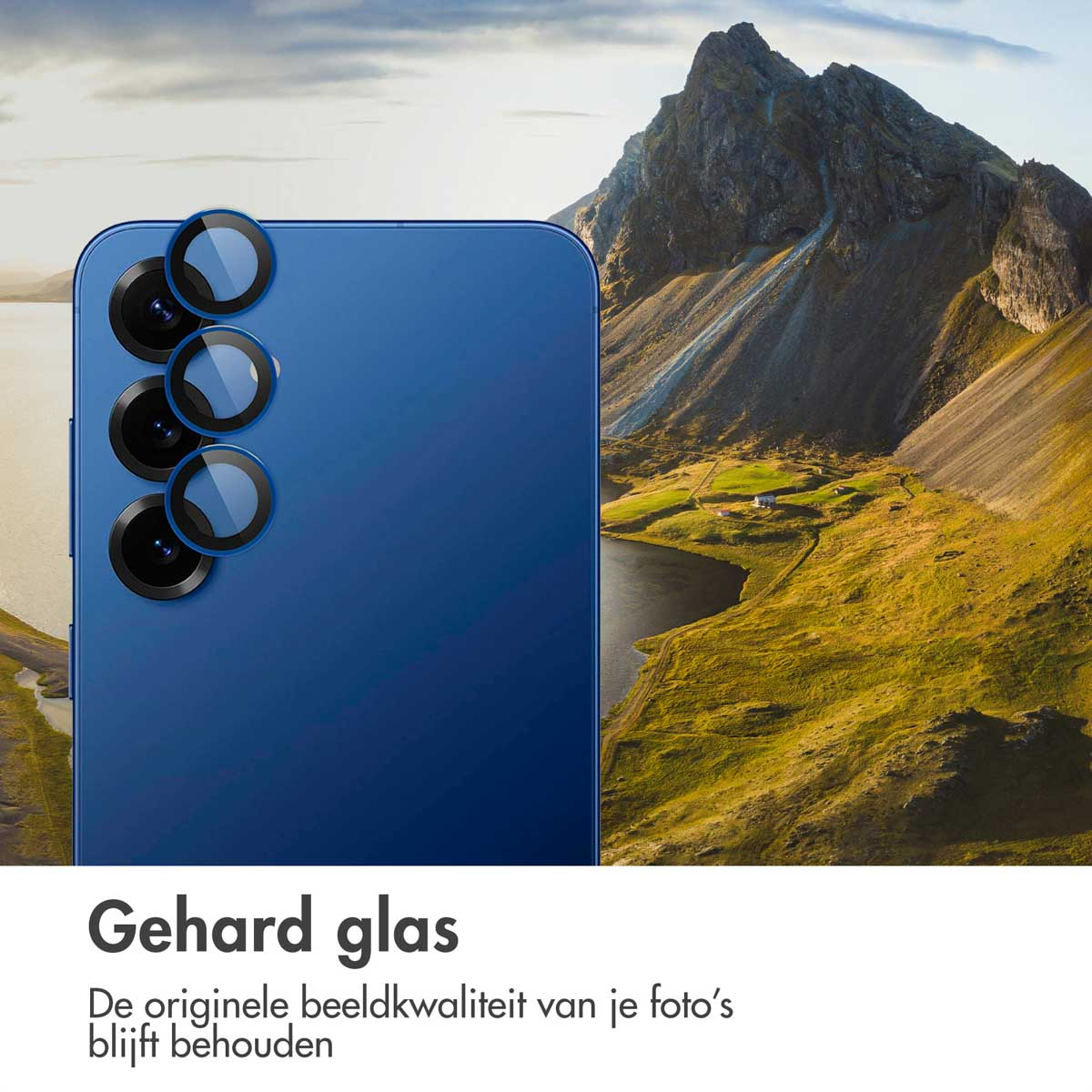 Blauwe telefoon met lensbeschermers; achtergrond: landschap.