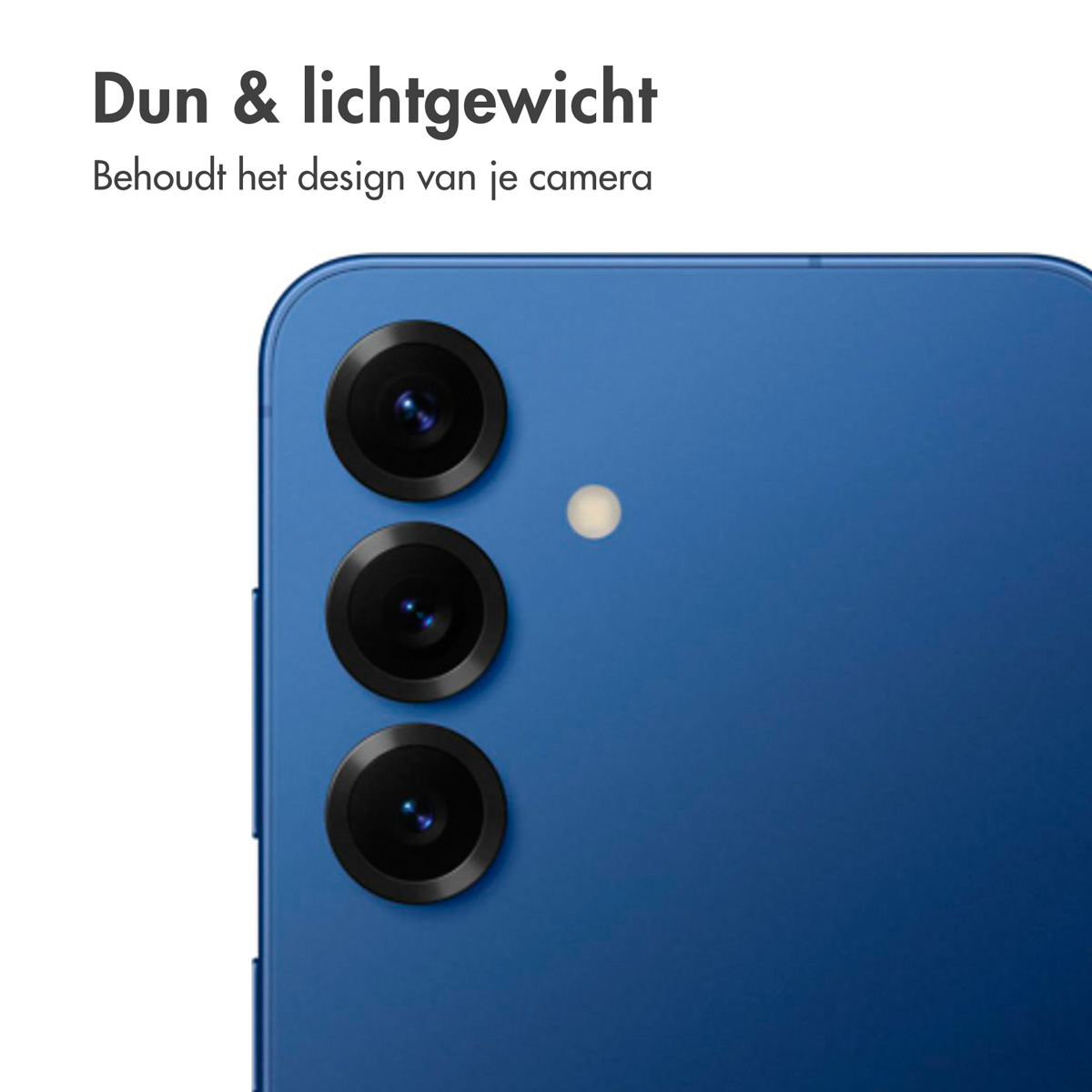 Een close-up van de cameralenzen van een blauwe telefoon. De telefoon heeft drie zwarte cameralenzen.