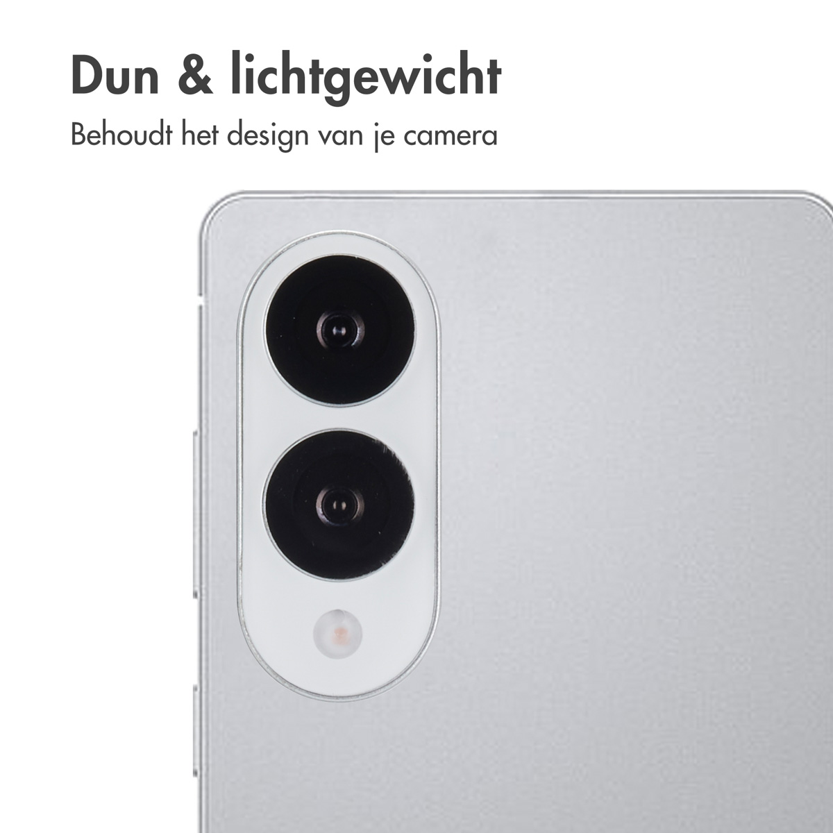 Gros plan d'un module de caméra de téléphone avec deux lentilles et flash, sur un téléphone argenté.