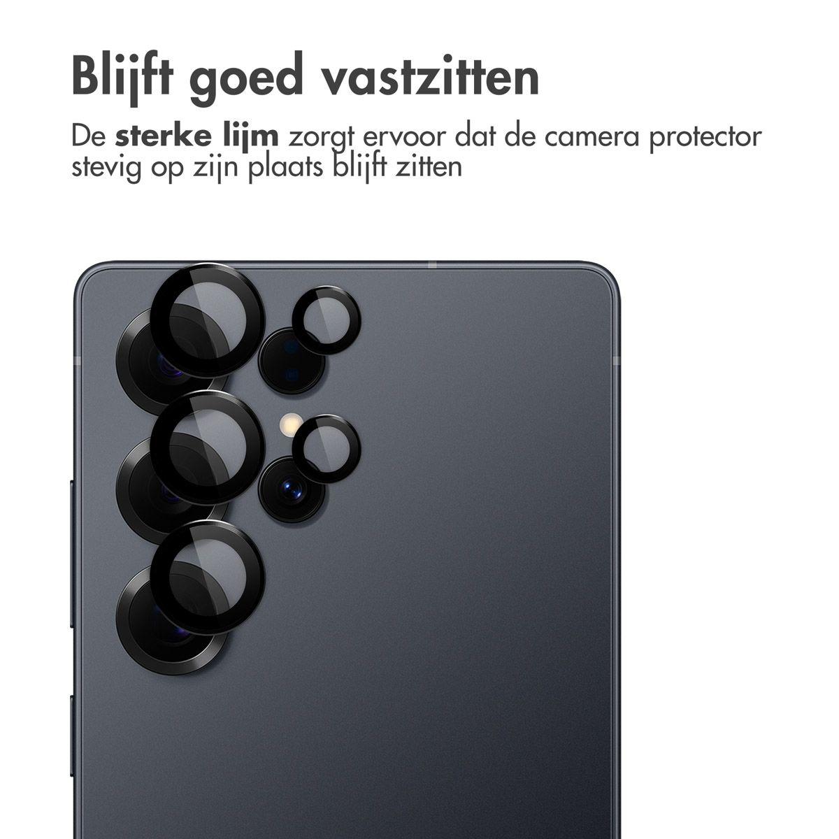 Telefoonachterkant met cameralenzen en beschermers. Tekst: 'Blijft goed vastzitten' (Blijft stevig zitten).