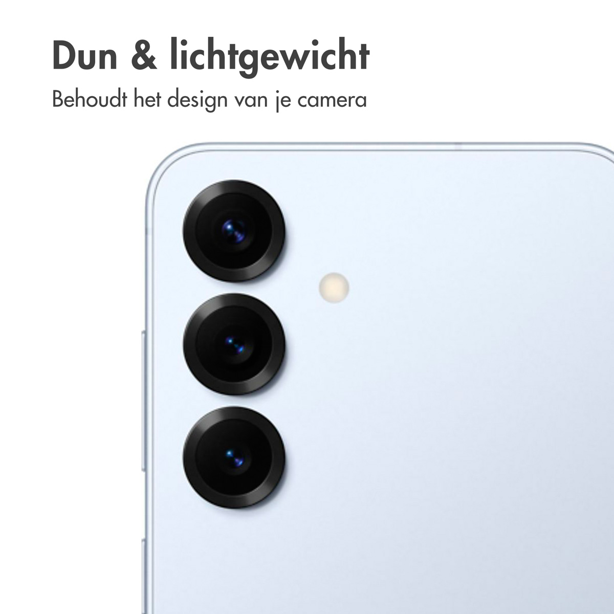 Close-up van een telefoon cameramodule met drie lenzen en een flitser, op een lichtblauwe telefoon.