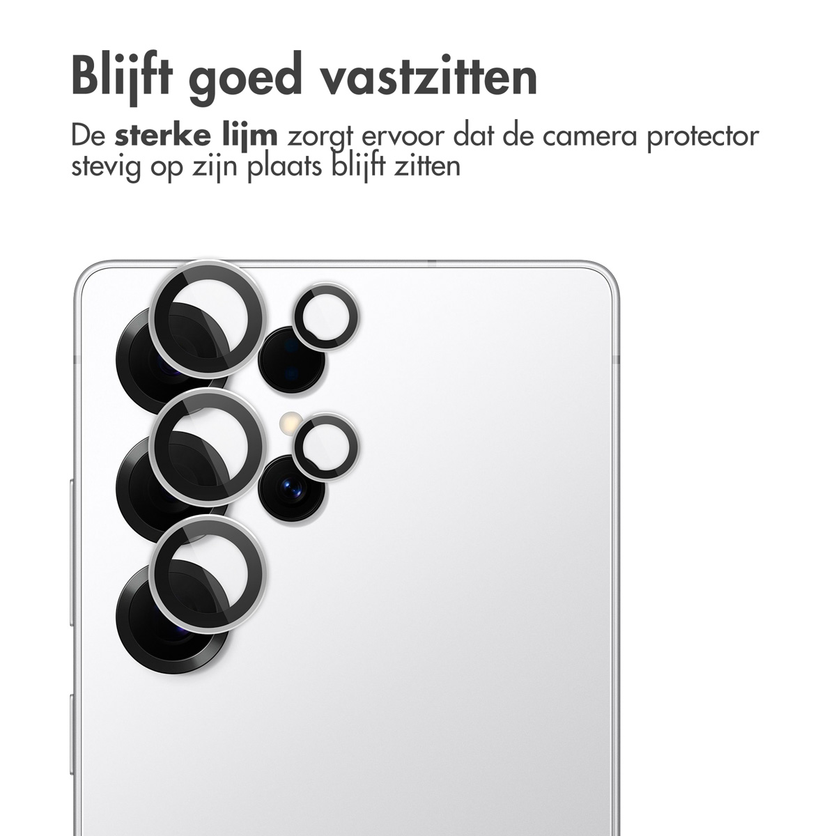 Een witte telefoon met camerabeschermers op de cameralenzen. Tekst: 'Blijft goed vastzitten'.