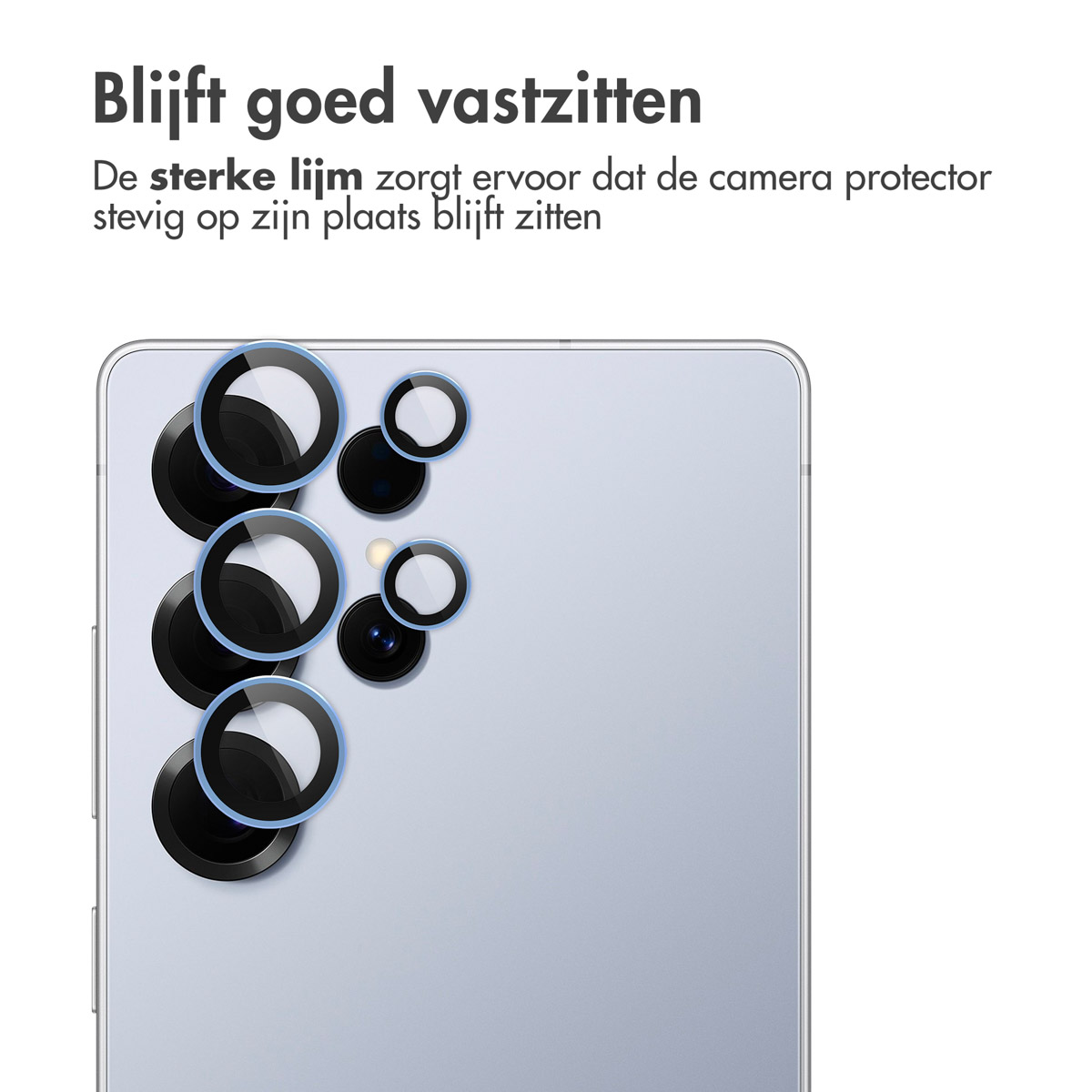 Téléphone avec objectifs d'appareil photo et protecteurs d'objectif transparents, avec un fond bleu clair.