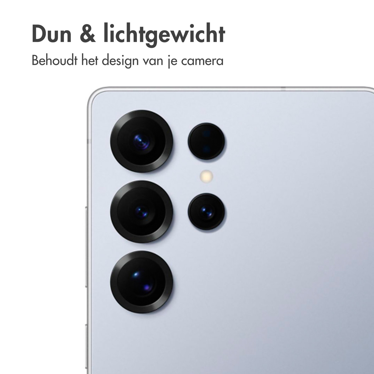 Gros plan de la caméra du téléphone avec quatre lentilles sur un téléphone bleu clair.