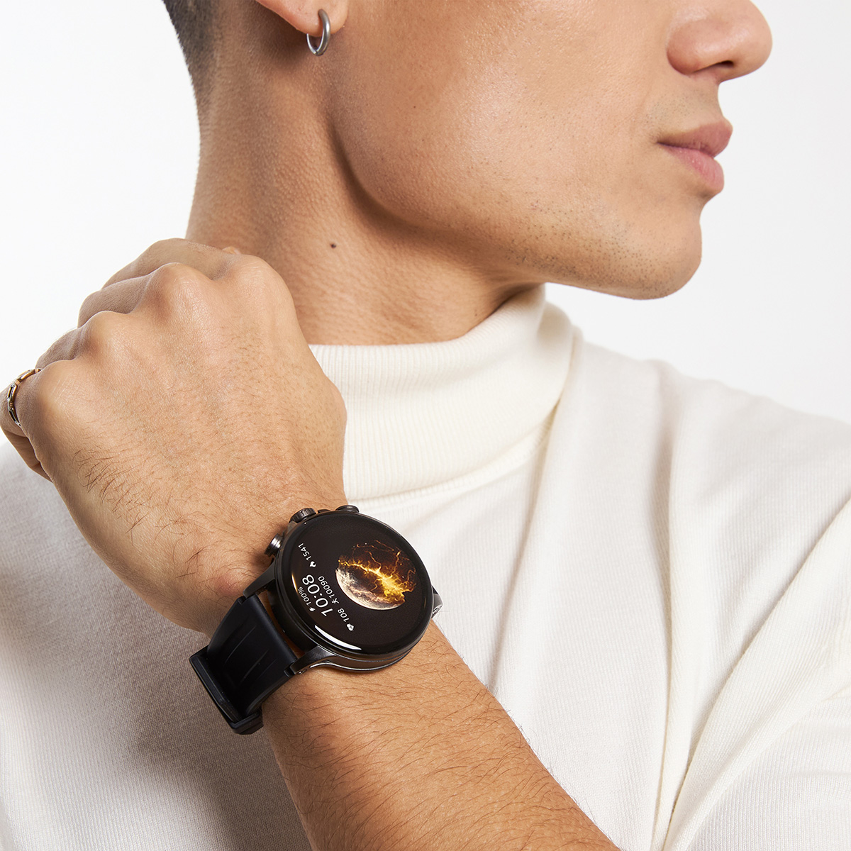 Homme portant une montre connectée au poignet. Bracelet noir et cadran avec affichage de l'heure.