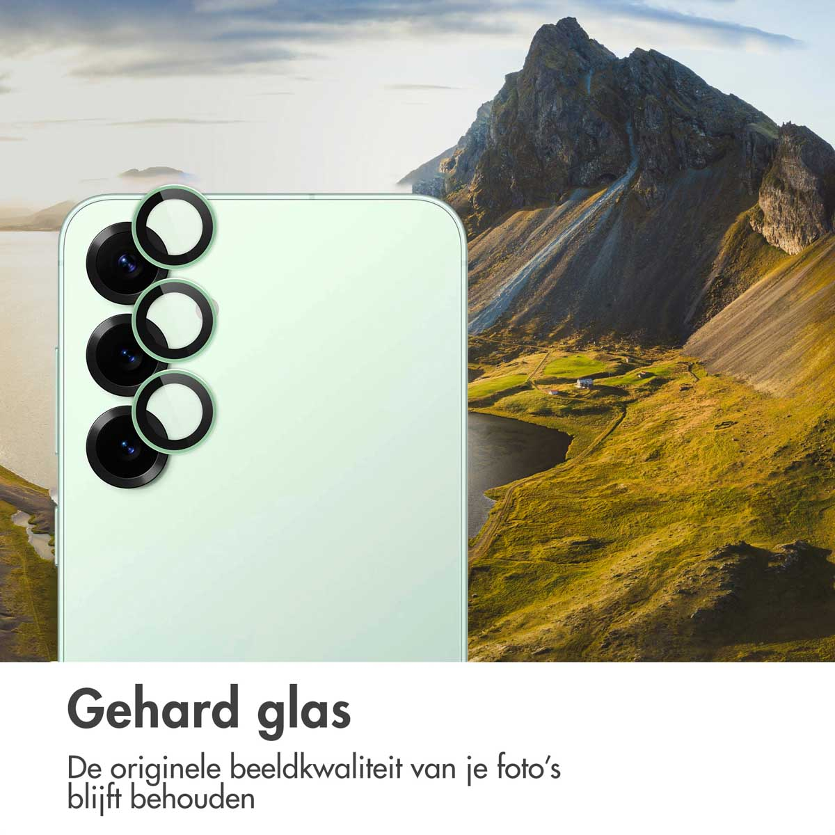 Een groene telefoon met cameralensbeschermers. Een berglandschap op de achtergrond.