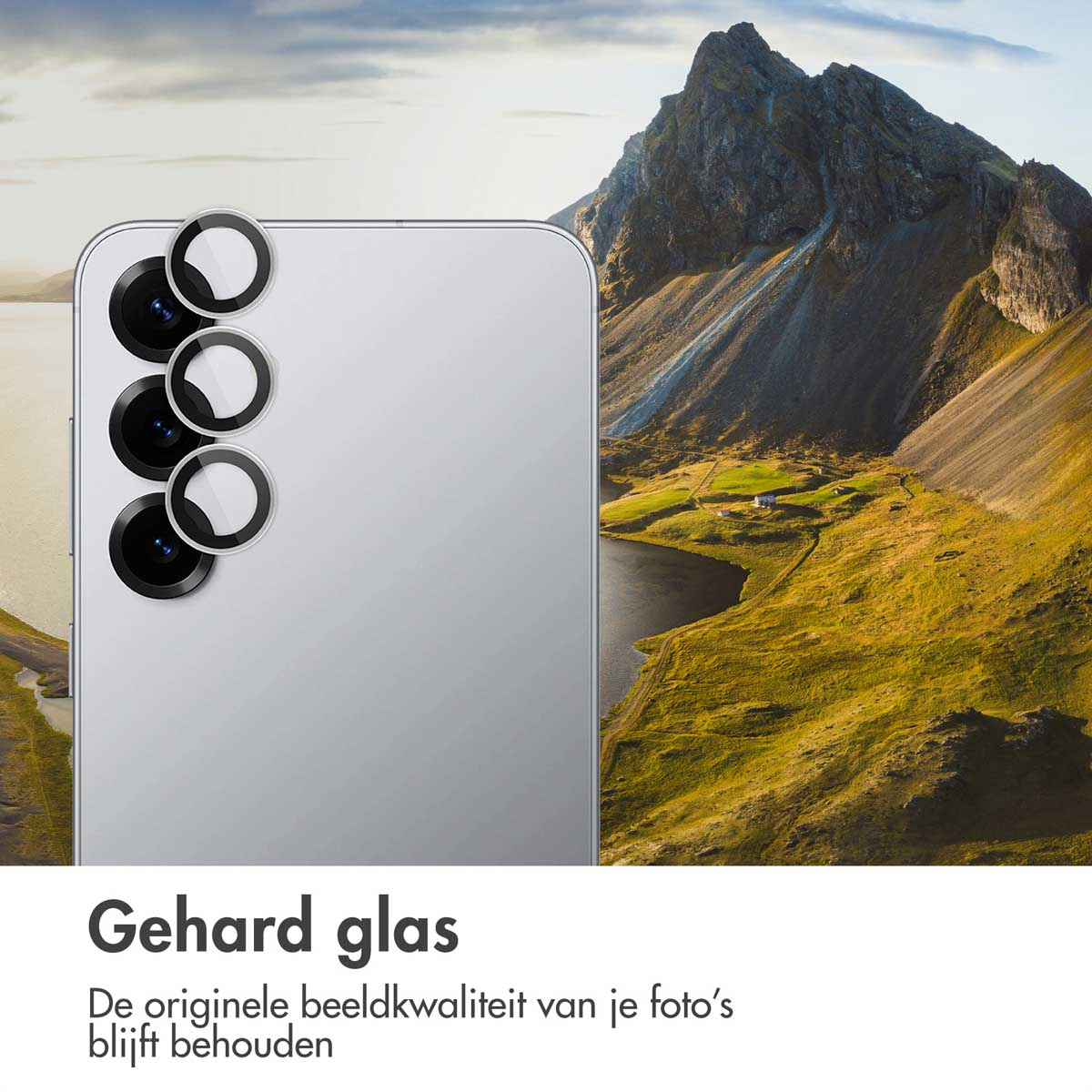 Un téléphone avec des protecteurs d'objectif sur l'appareil photo et un arrière-plan de paysage.