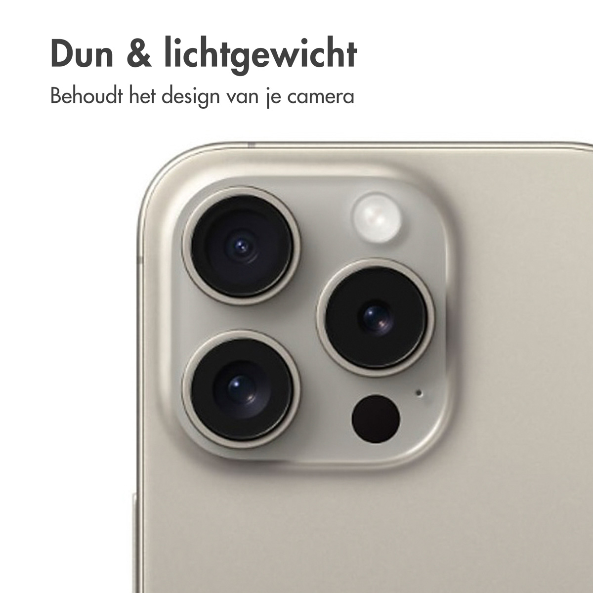 Gros plan d'un module de caméra de téléphone avec trois lentilles et flash, sur un téléphone doré.