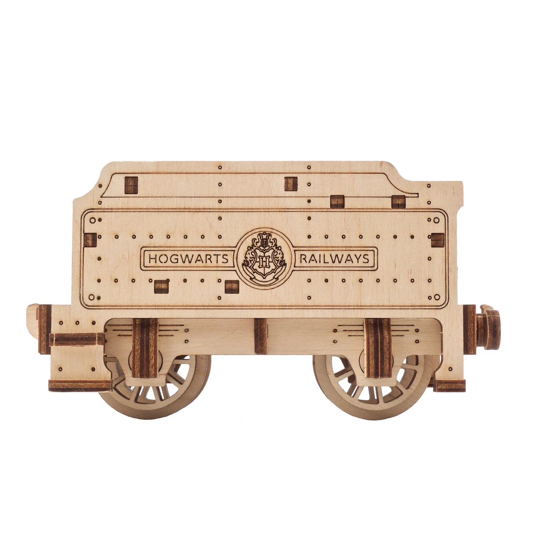 Un modèle en bois d'un wagon Hogwarts Railways, avec le blason de Poudlard sur le côté.