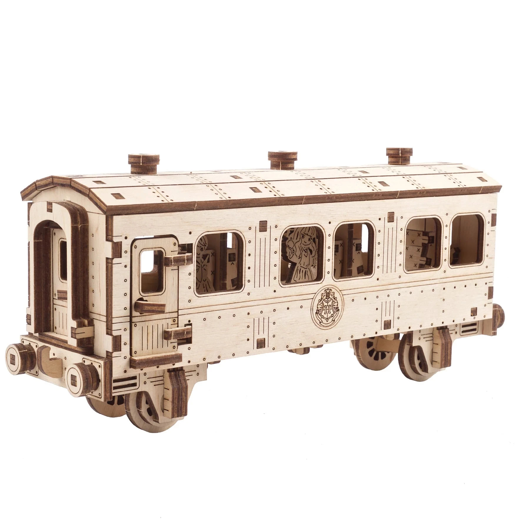 Modèle de wagon de train en bois avec fenêtres et détails. Marron clair, sur fond blanc.