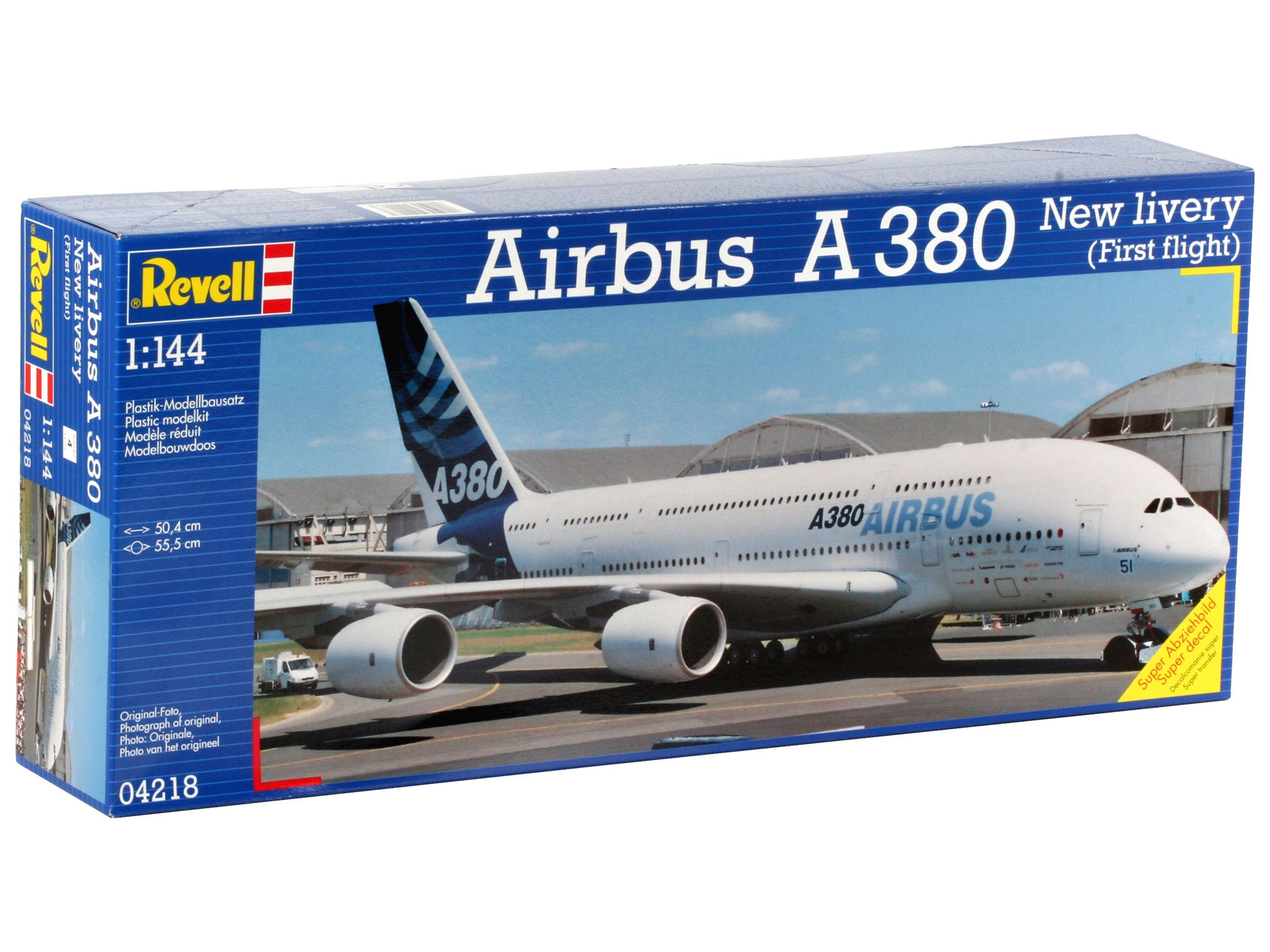 Aereo modello in scatola di un Airbus A380. Scatola blu con l'immagine dell'aereo e testo.