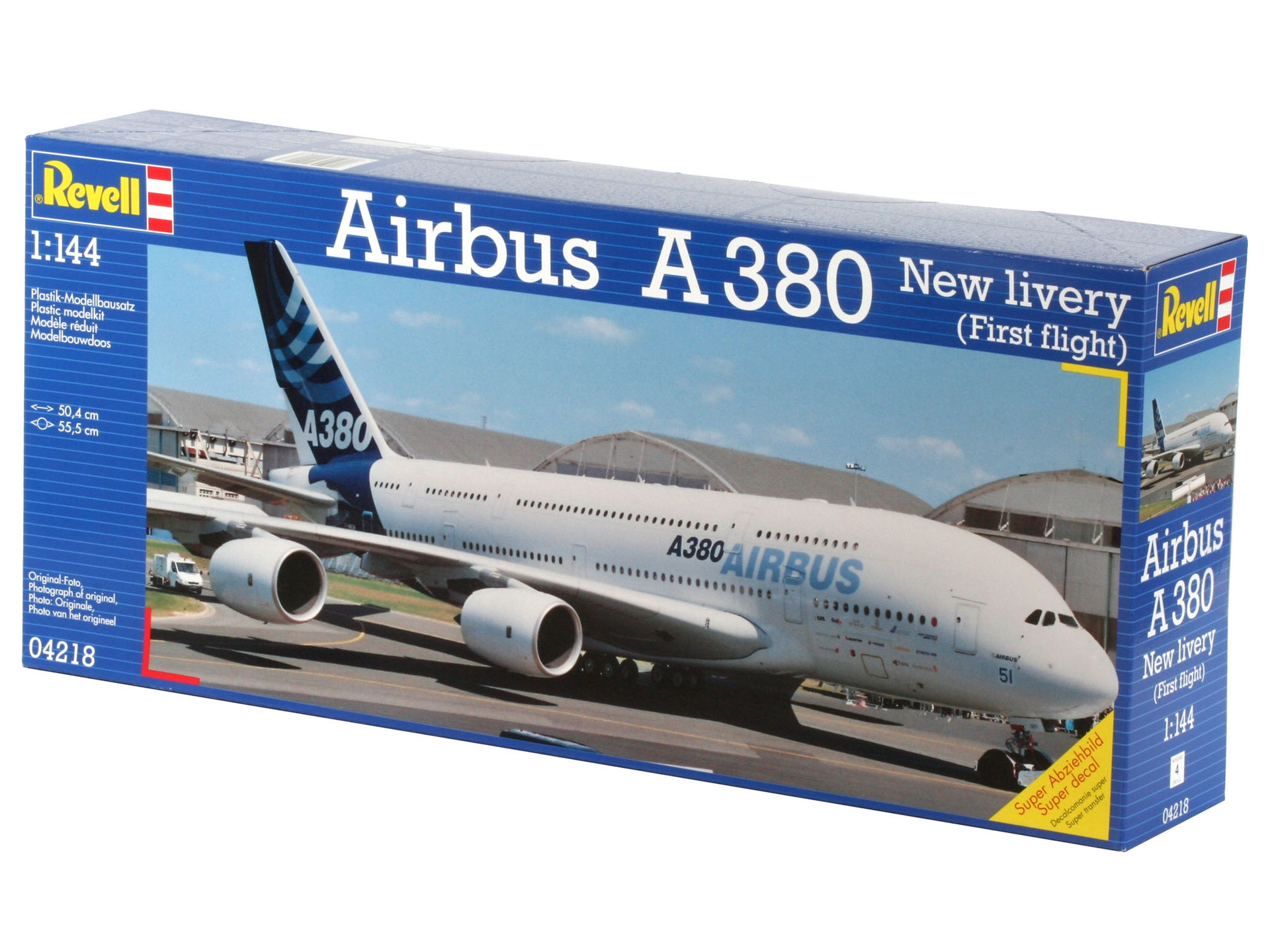 Scatola del kit modello di un aereo Airbus A380, bianco e blu, con testo.