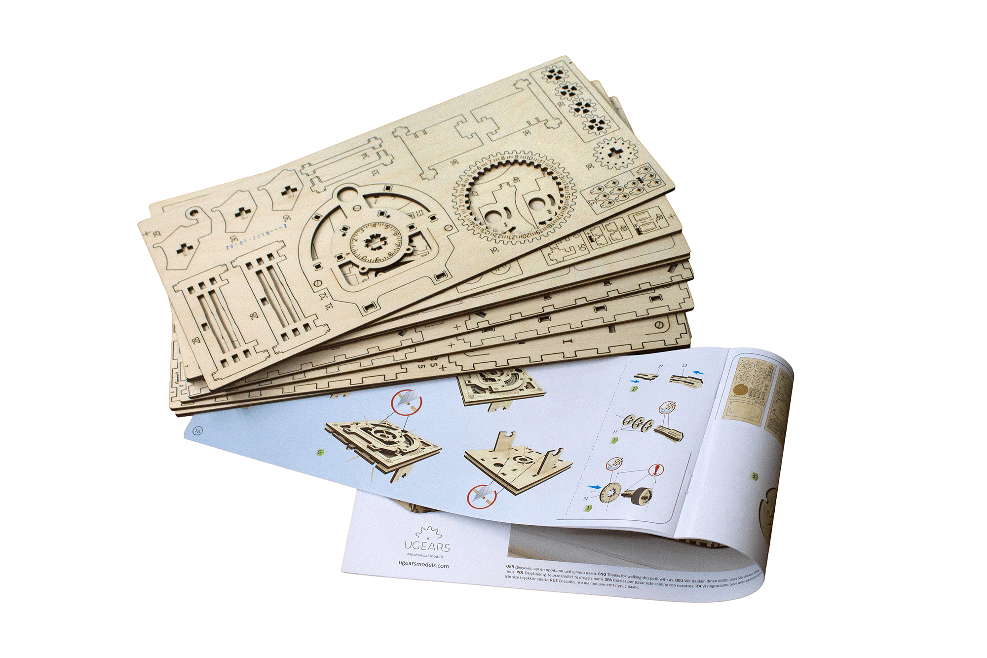 Drewniane elementy układanki i instrukcje są rozłożone. Białe tło. Puzzle nie jest zmontowane.