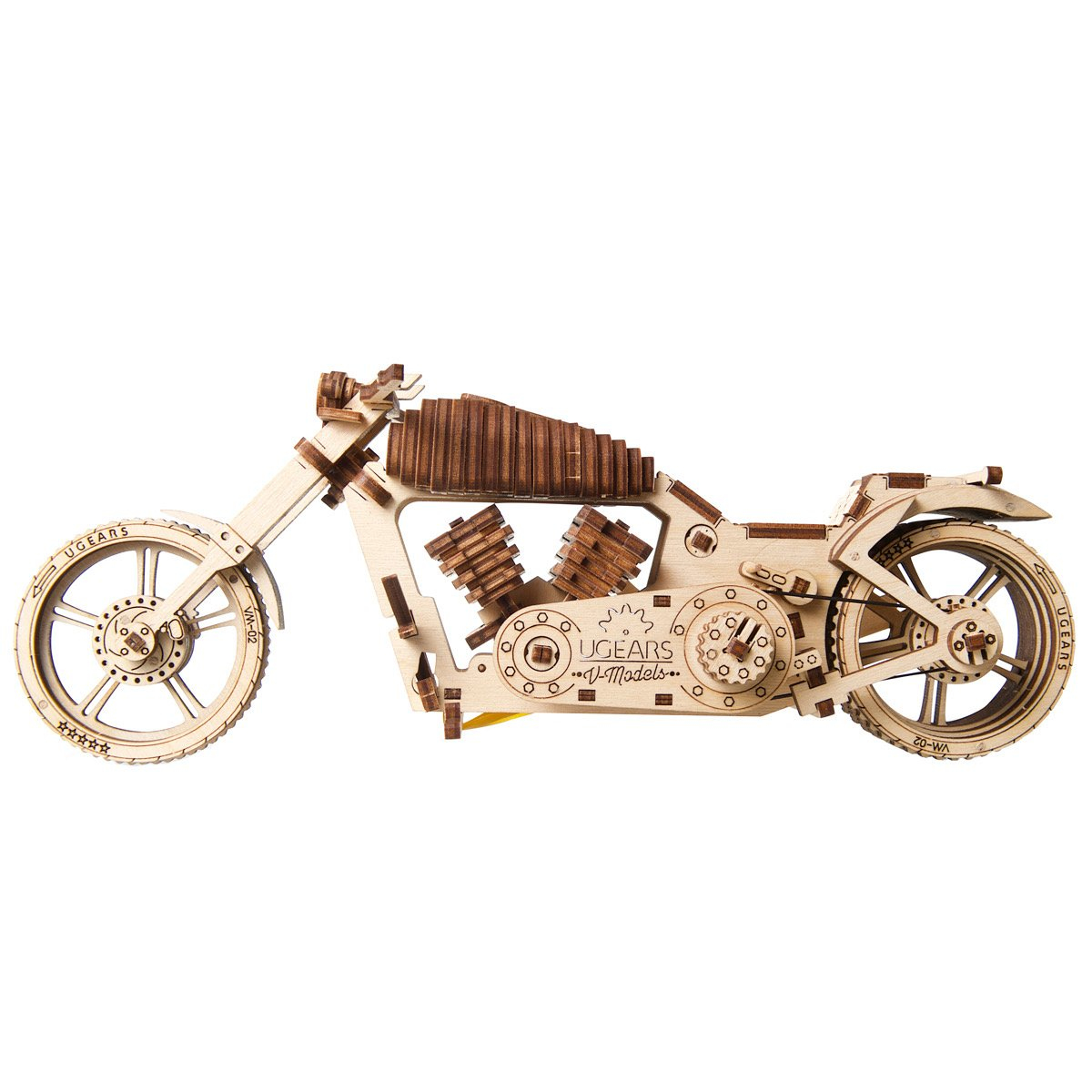 Drewniany model motocykla ze skomplikowanymi detalami, widok z profilu.