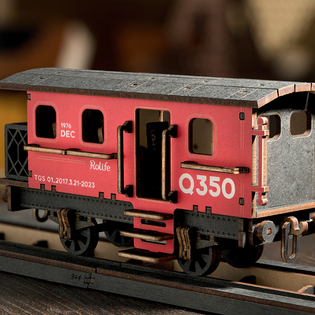 Vagone ferroviario modello rosso e nero. Etichetta 'Q350' sul lato e logo 'Rollife' visibile.