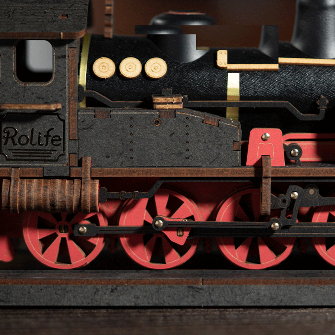 Modello di treno in legno con ruote rosse e corpo nero.