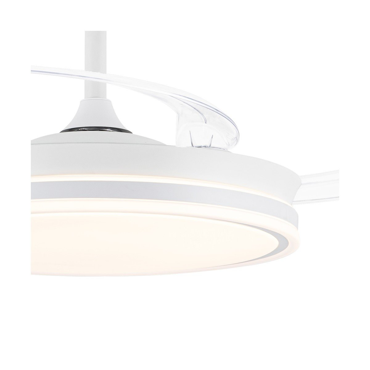 Primo piano di un ventilatore da soffitto bianco con luce brillante e pale trasparenti, su sfondo bianco.