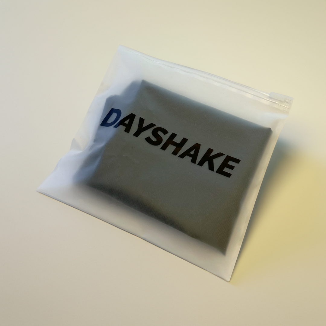 Eine Dayshake-Marken-Plastiktüte mit einem dunklen Objekt darin.