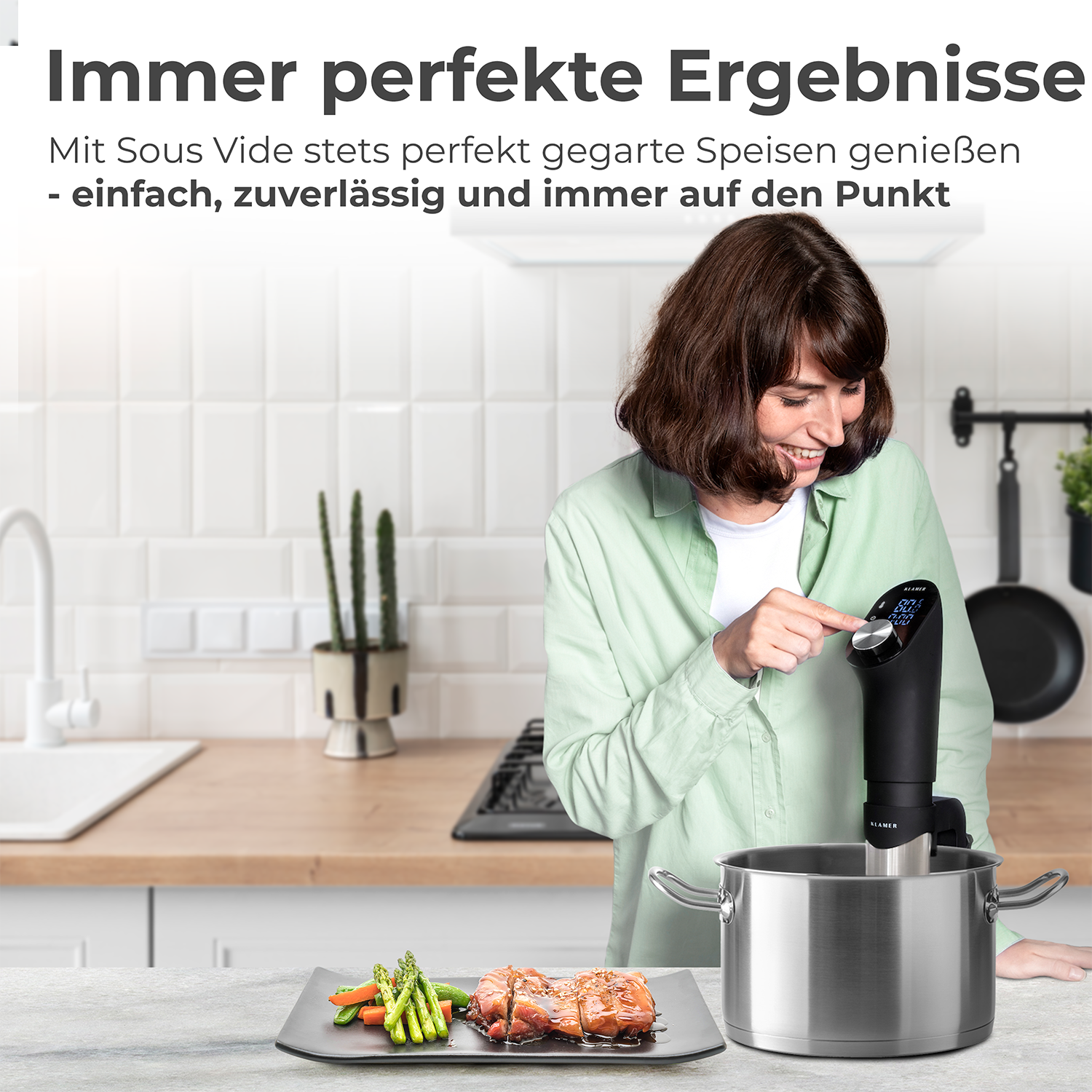 Eine Frau benutzt ein Sous-Vide-Gerät zum Kochen von Speisen, darunter ein Topf, Essen und eine Kochfläche.