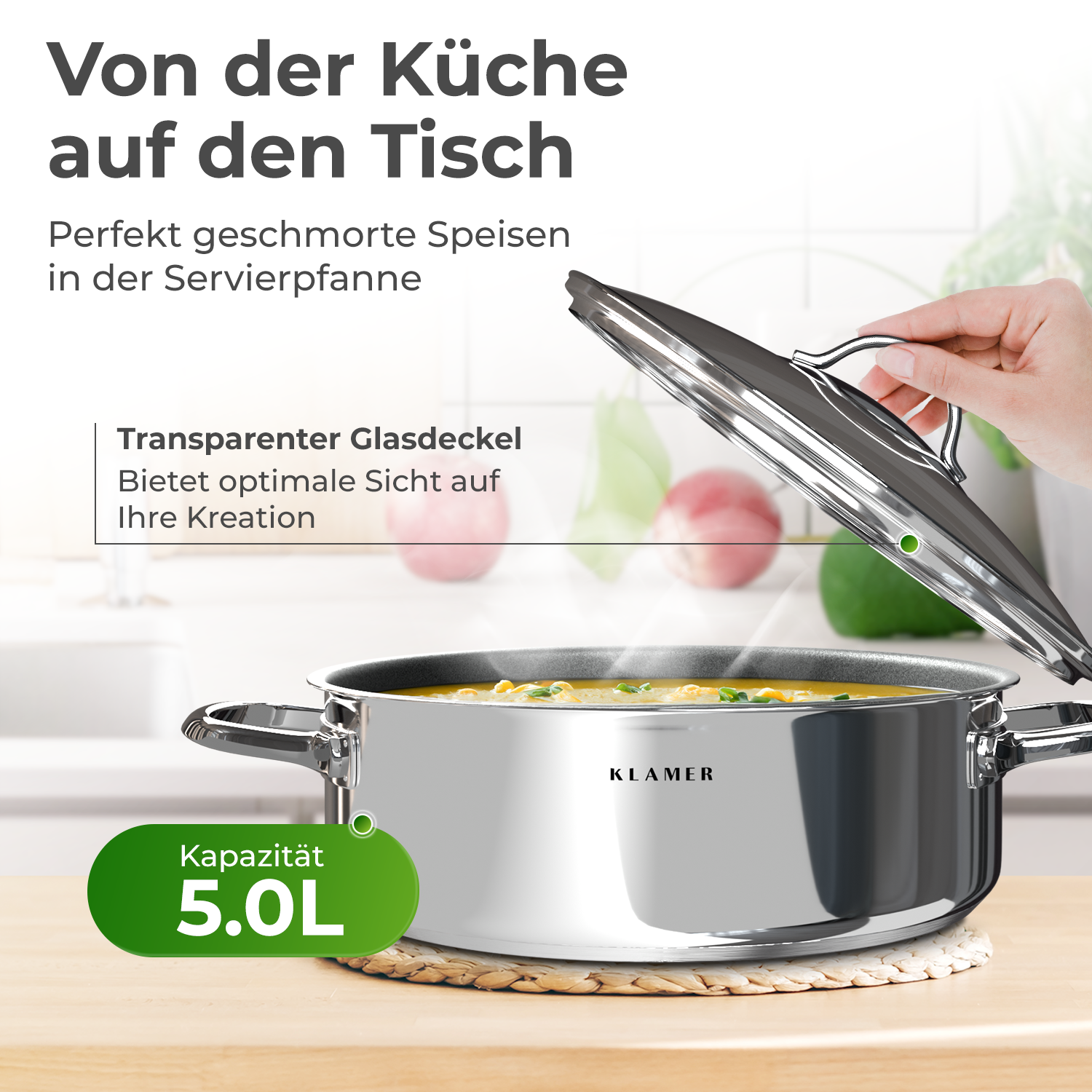 Ein Edelstahlkochtopf mit Glasdeckel auf einer Holzoberfläche.