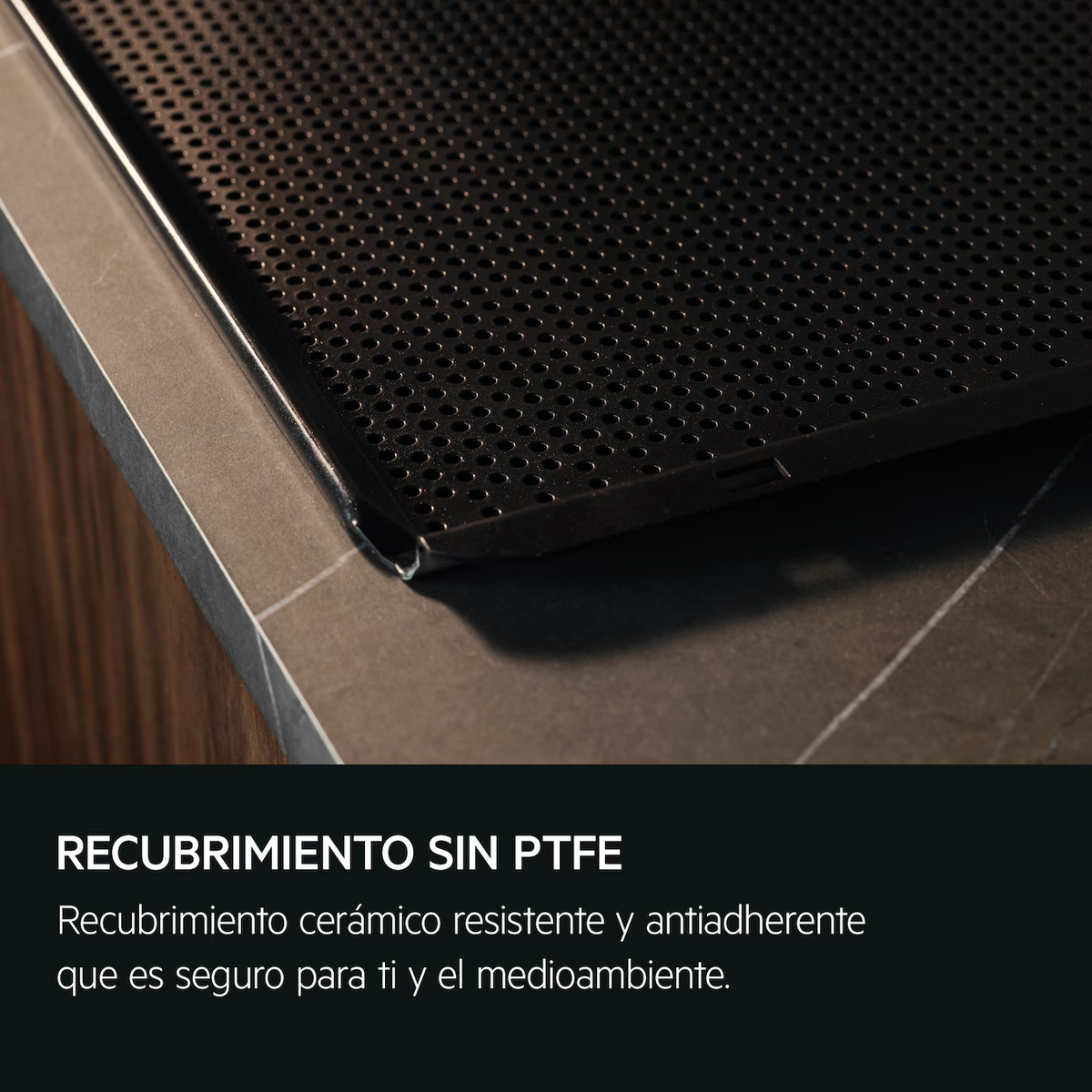 Czarna blacha do pieczenia na blacie. Tekst: Powłoka bez PTFE. Bezpieczna powłoka ceramiczna.