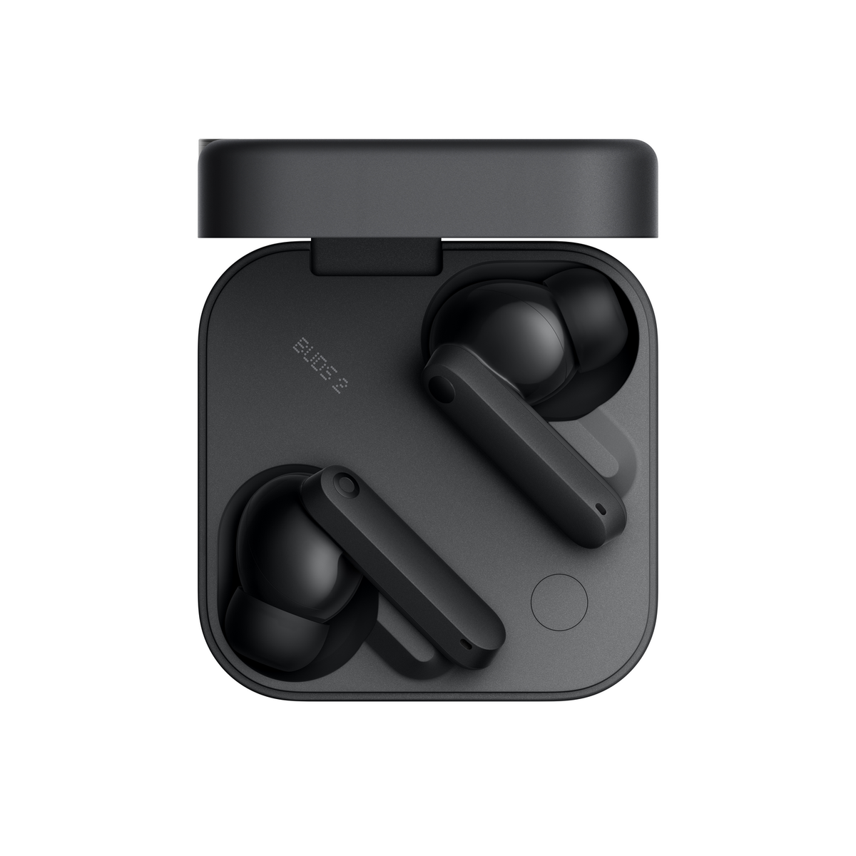 Czarne słuchawki w czarnym etui ładującym. Otwarte etui na białym tle. Widok z góry.