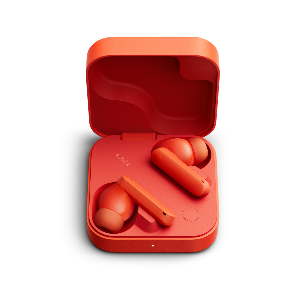 Pomarańczowe słuchawki w pasującym etui ładującym, na białym tle.