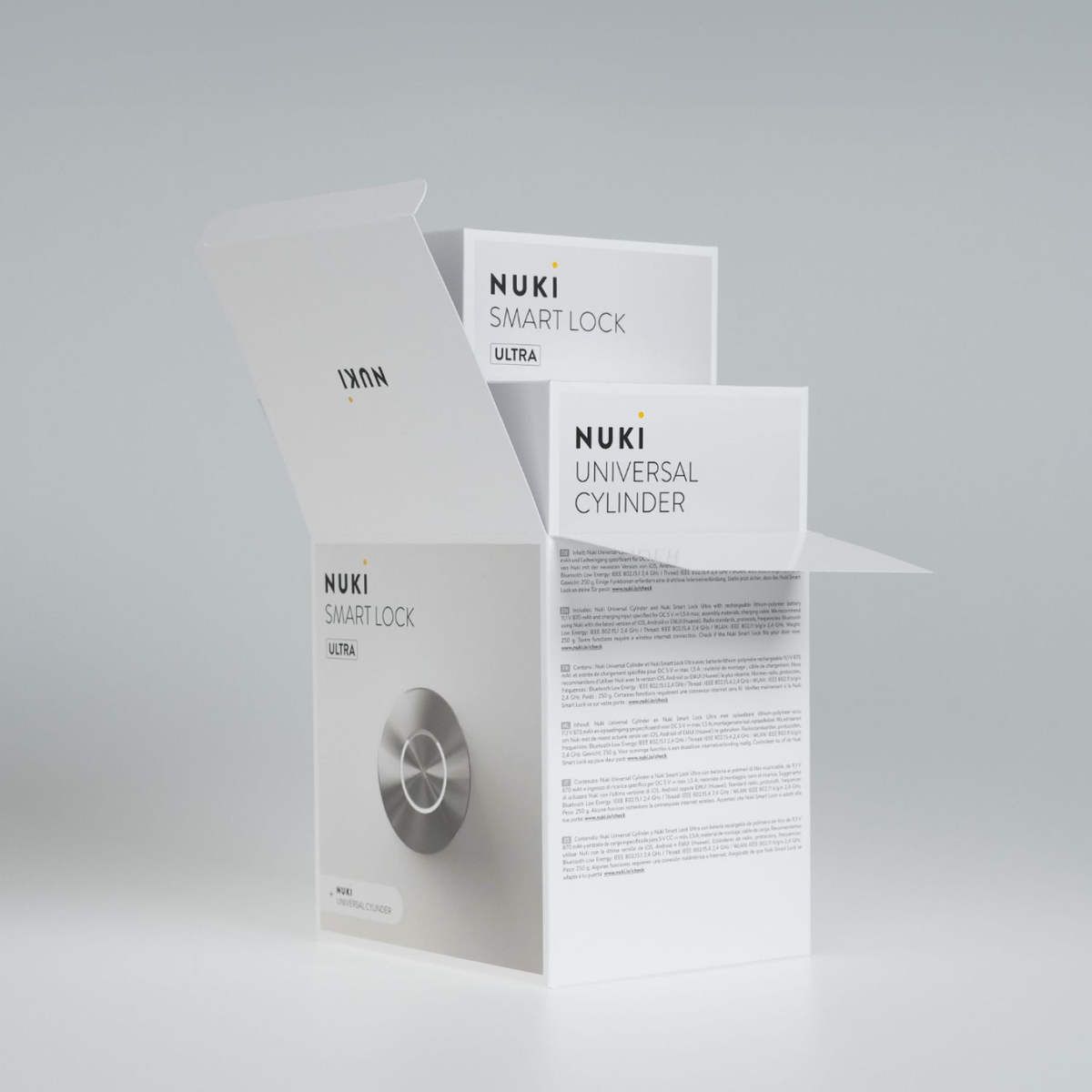 Caja blanca abierta con Smart Lock y cilindro universal dentro. Texto y logotipos visibles.