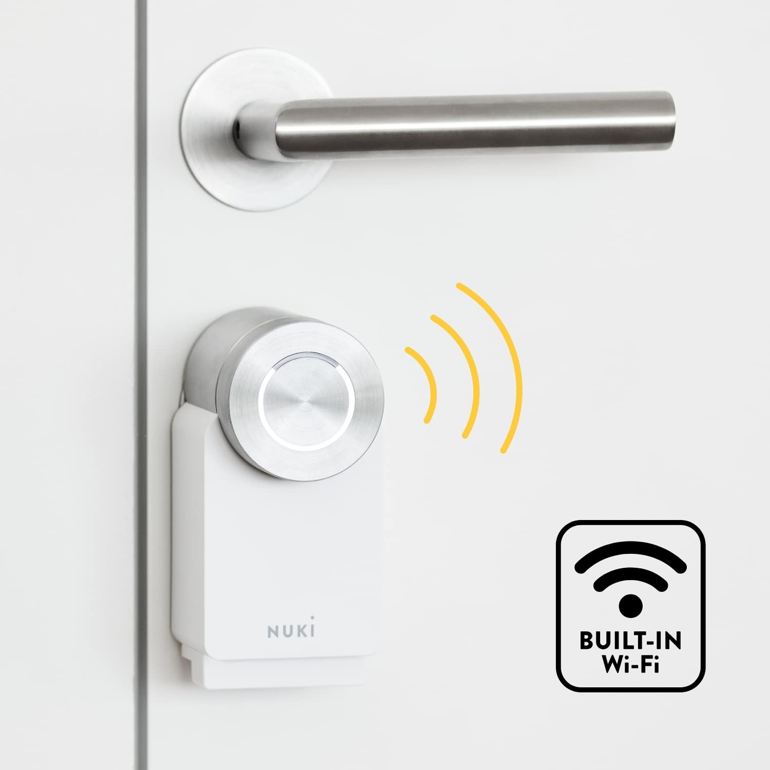 Smart-Türschloss mit Nuki-Logo. Zeigt WLAN-Signalsymbol. Edelstahlgriff im Hintergrund.
