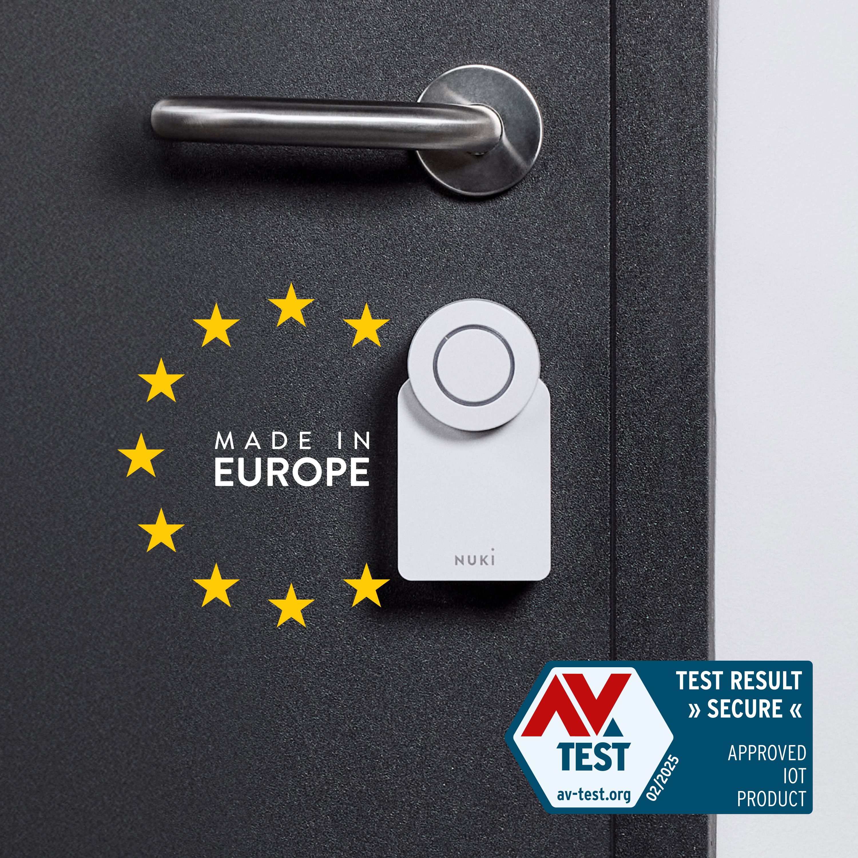 Tür mit Griff, Nuki Smart Lock, EU-Sterne und ein Test-Ergebnis-Abzeichen.
