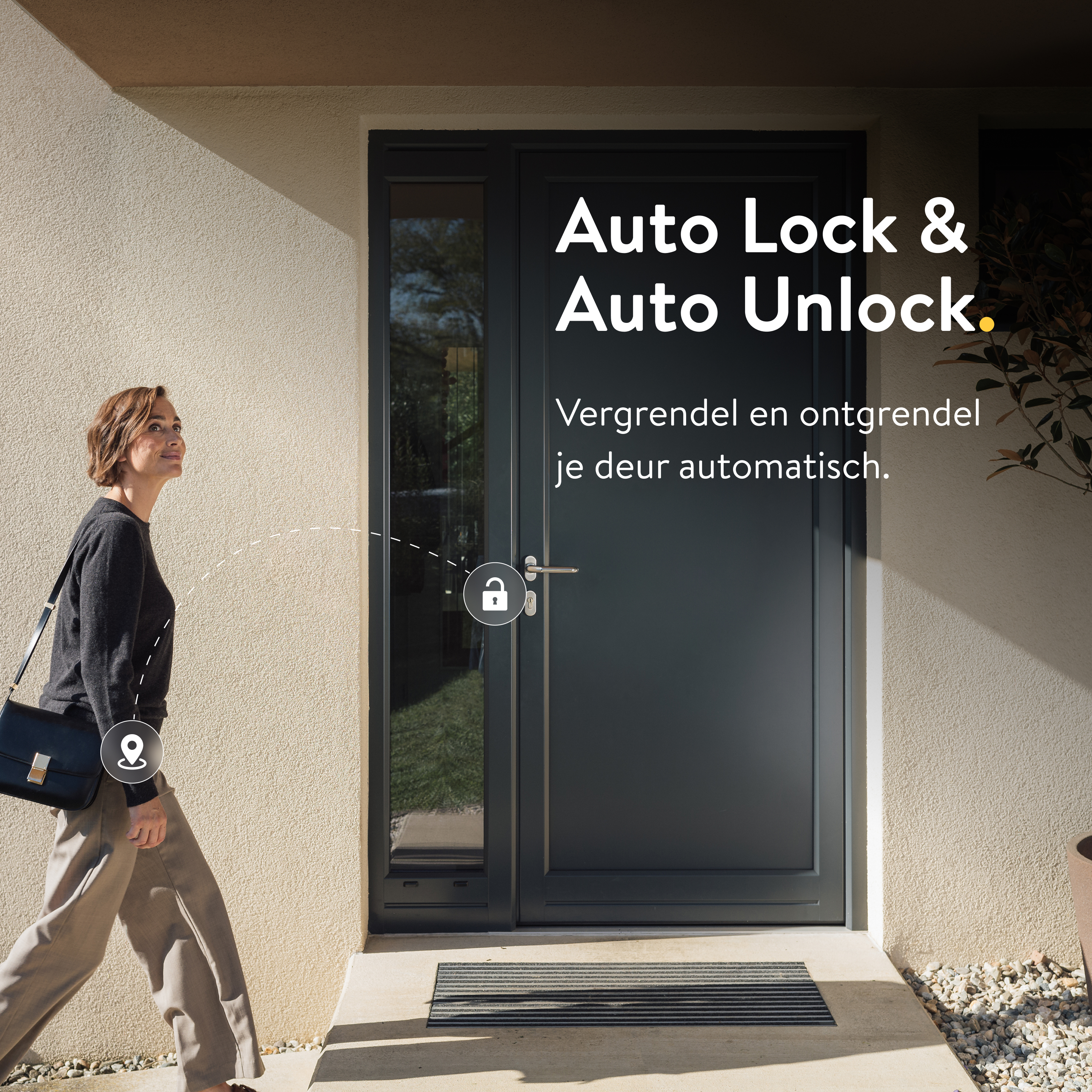 Frau nähert sich Tür. Text: Auto Lock & Auto Unlock. Tür mit Schlosssymbol. Neutraler Hintergrund.