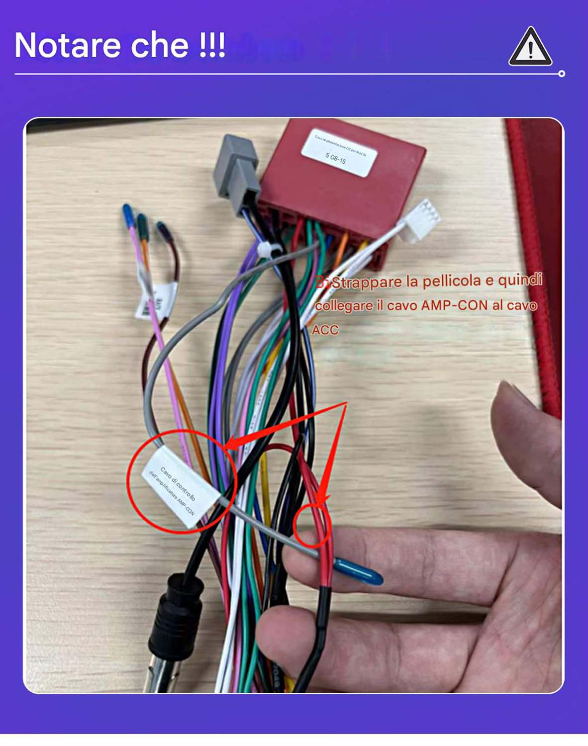Primo piano che mostra fili e collegamenti per il sistema multimediale di un'auto.