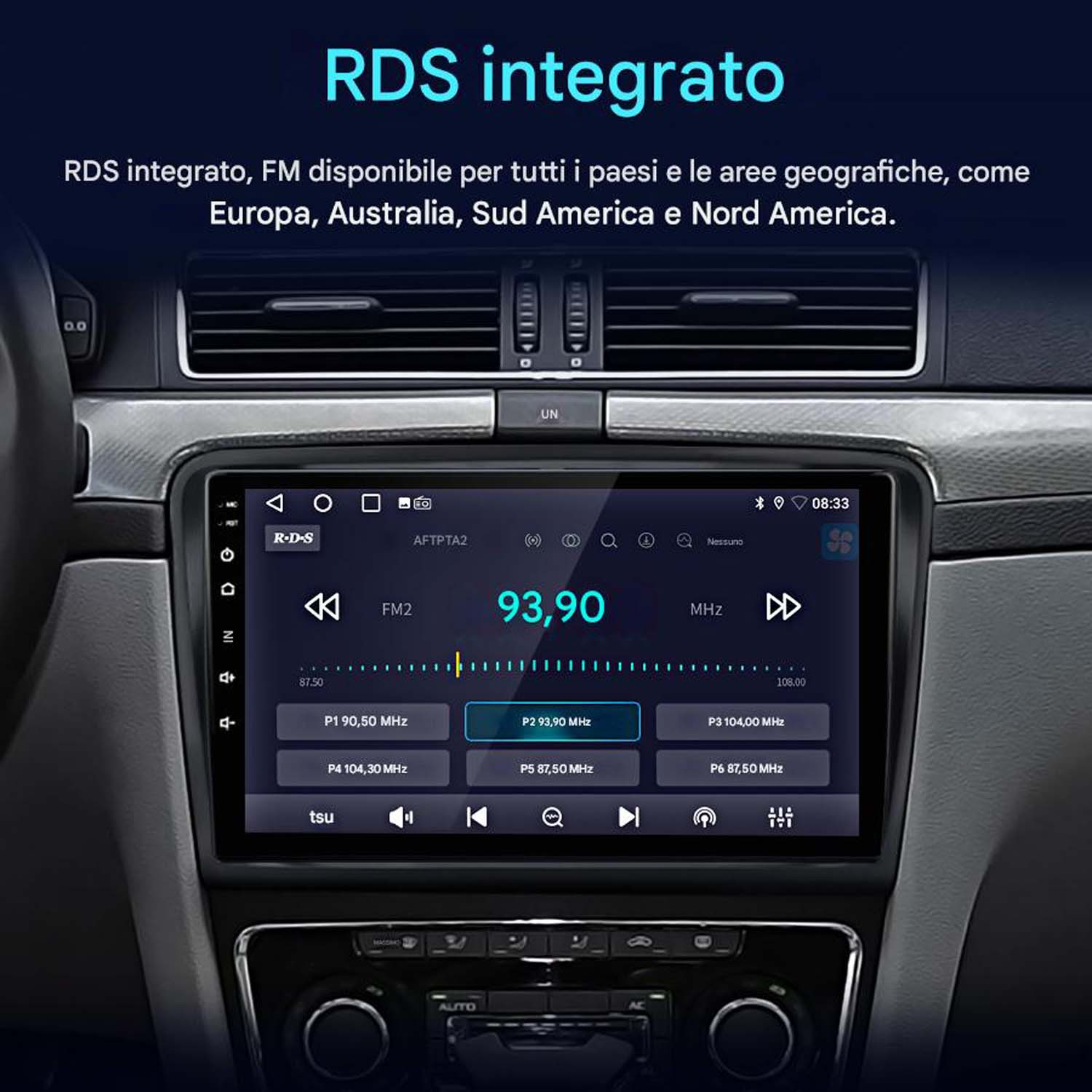Schermo autoradio con l'interfaccia radio. Lo schermo è in auto. Il testo mostra la frequenza.