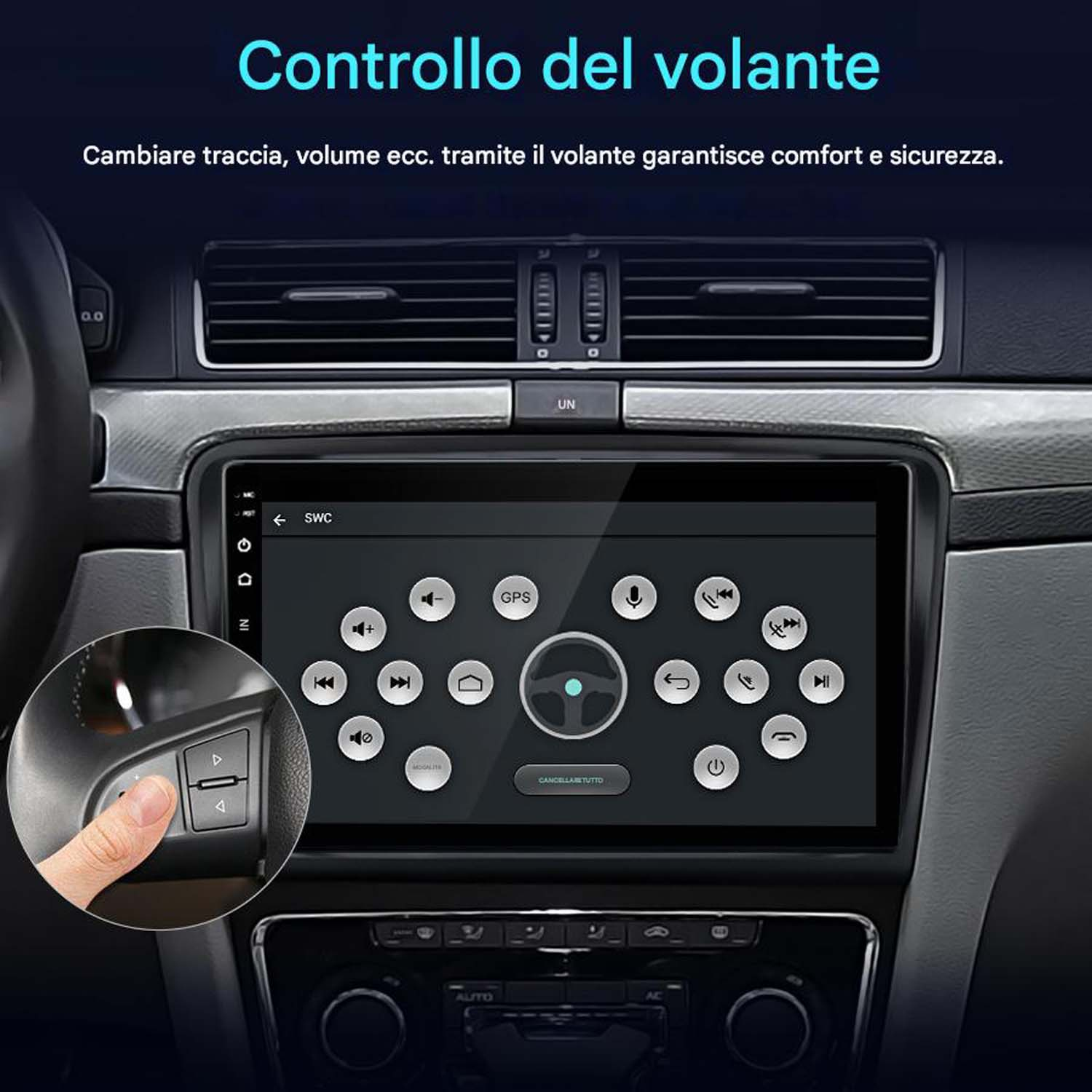 Una mano che tocca un pulsante sul volante e lo schermo dell'autoradio mostra i comandi.