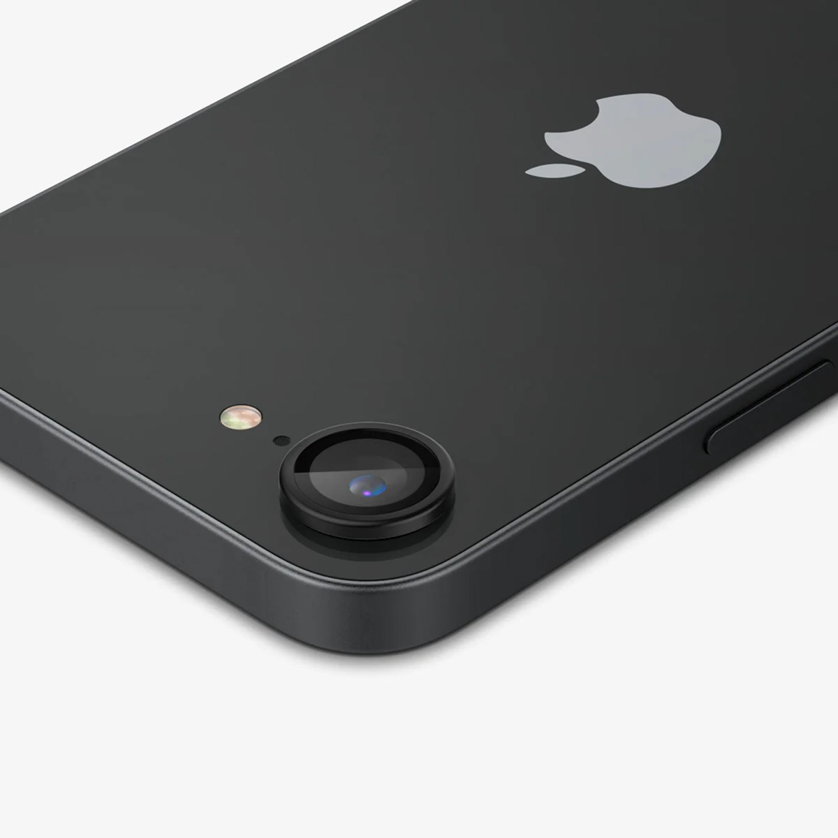 Zbliżenie czarnego telefonu z obiektywem aparatu. Telefon jest czarny i ma logo Apple.