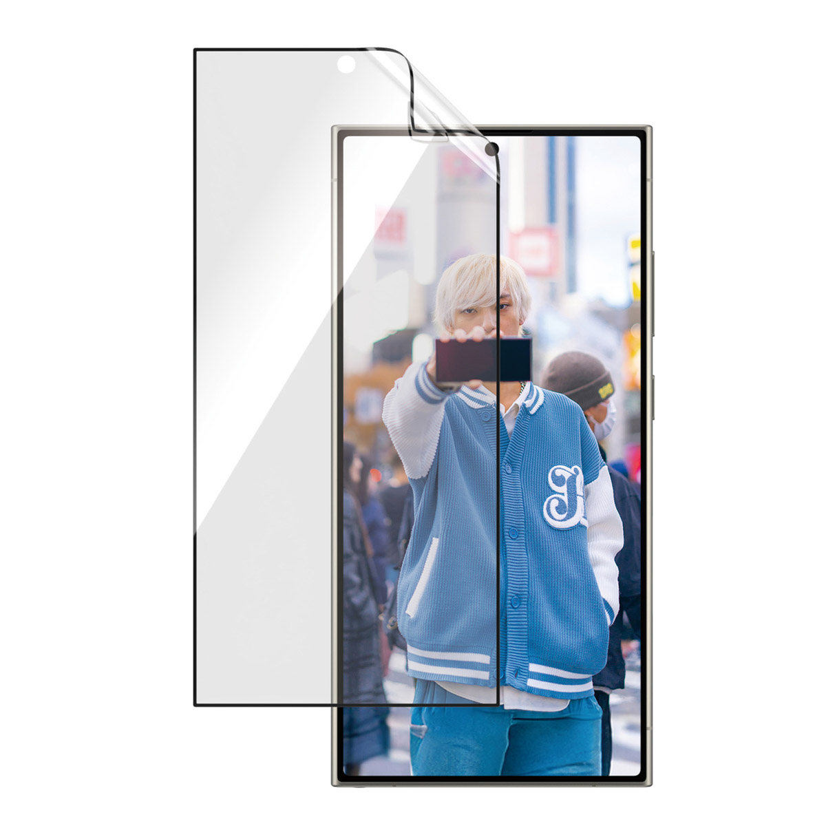 Een persoon houdt een smartphone vast met een screenprotector erop. De achtergrond toont een straatbeeld.