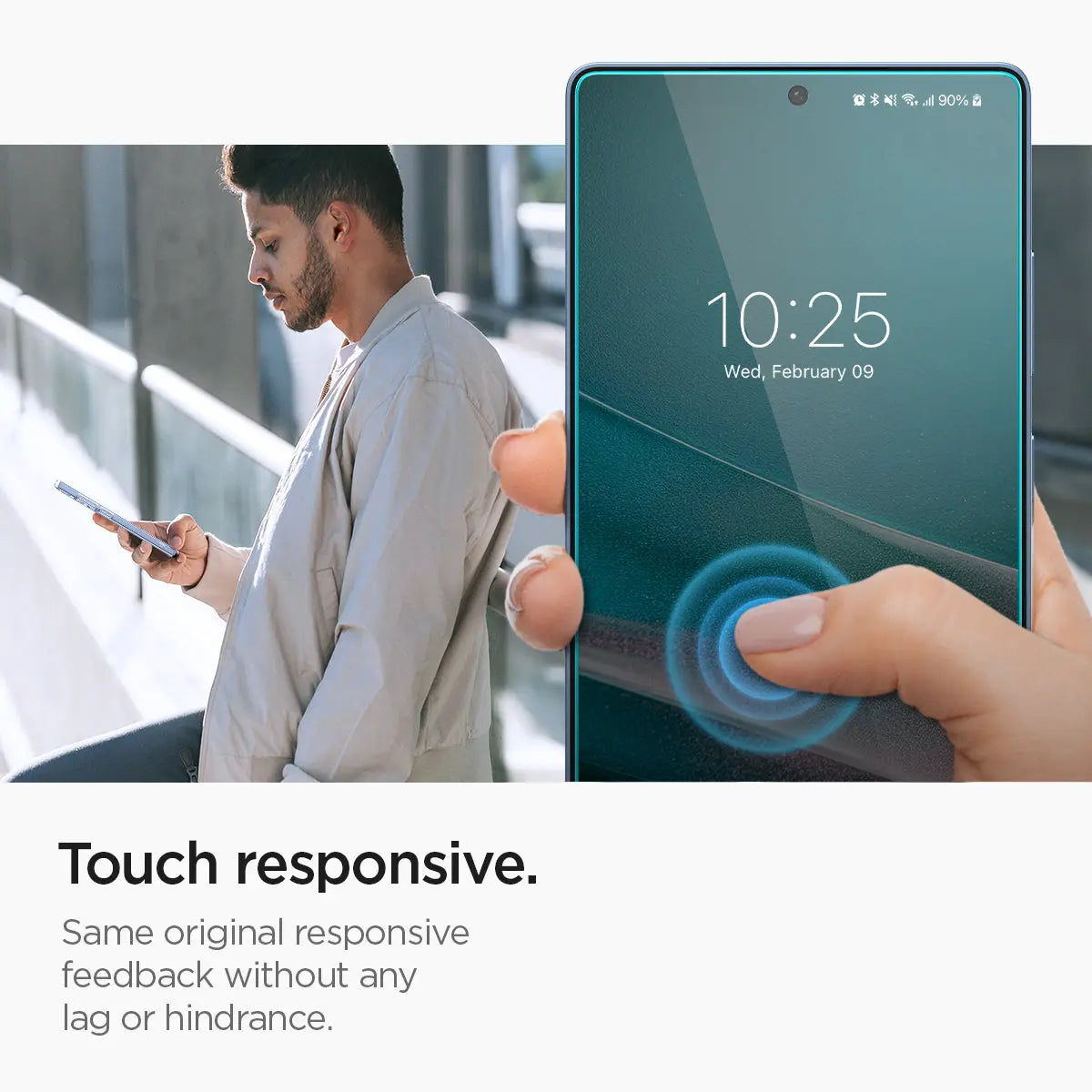 Mężczyzna trzymający telefon z nałożonym ochraniaczem ekranu. Ekran pokazuje godzinę.