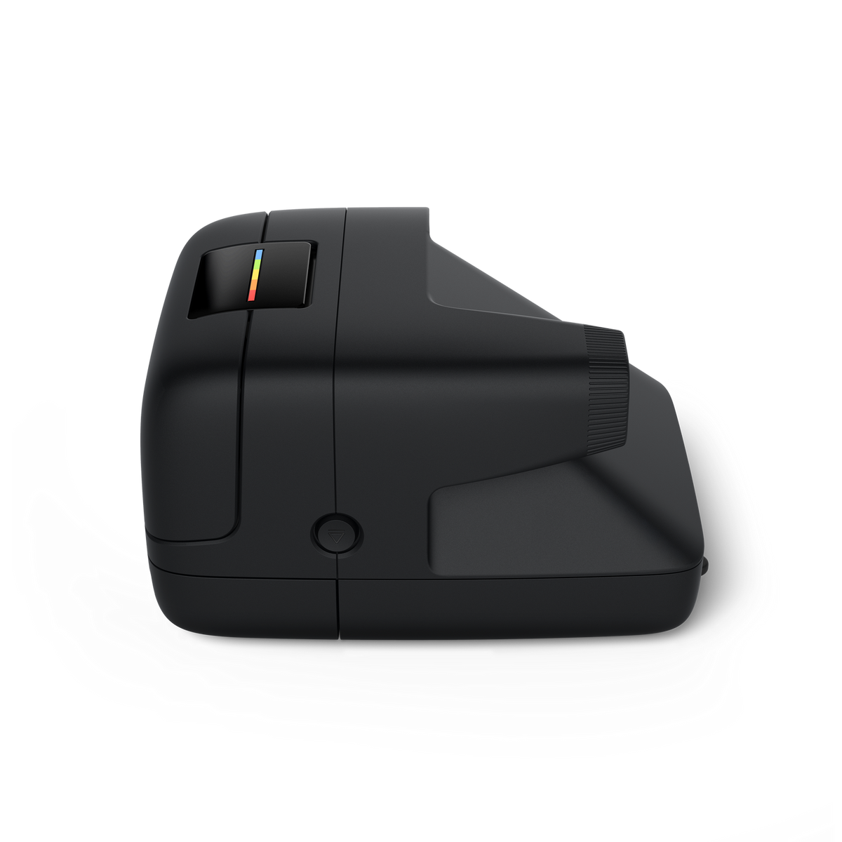 Eine schwarze Polaroid-Kamera, Seitenansicht, die das Objektiv und den regenbogenfarbenen Streifen zeigt.