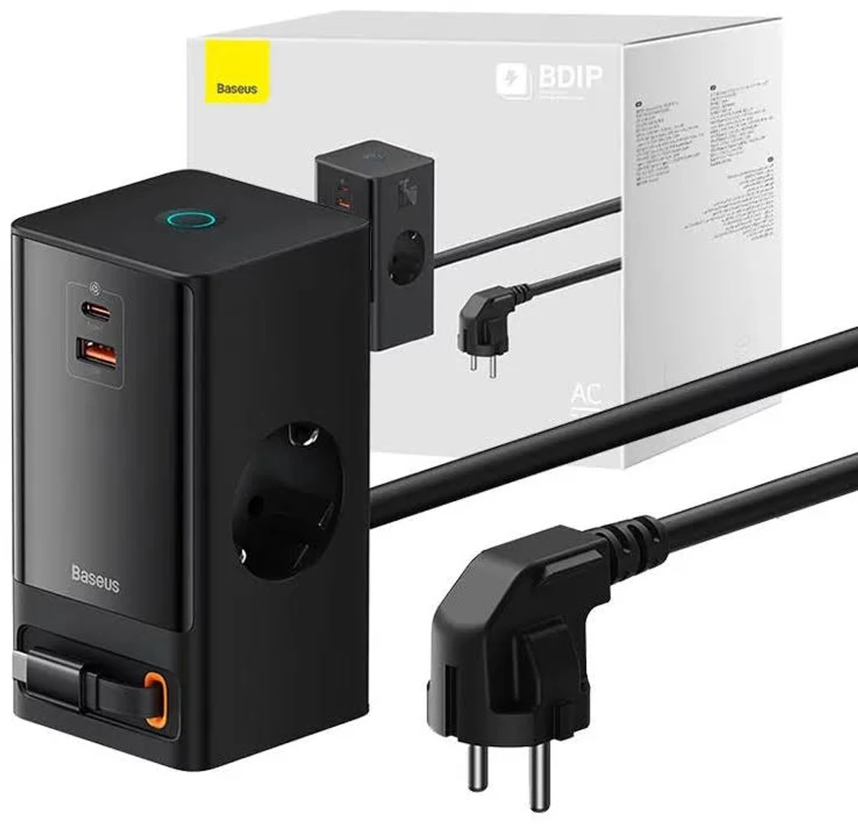 Adaptador de corriente negro con múltiples puertos y enchufes. Tiene dos puertos USB y una toma de corriente, con fondo blanco.