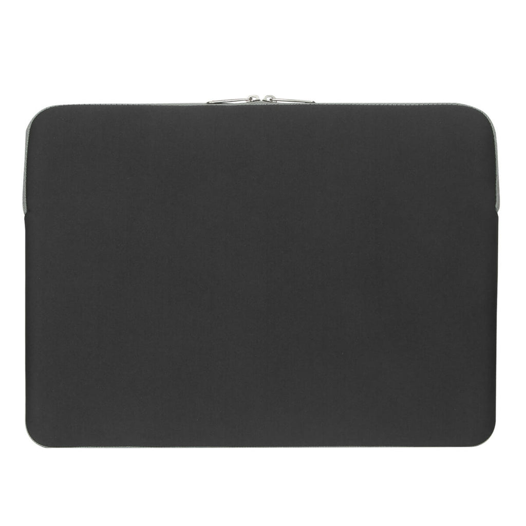 Una custodia per laptop nera, semplice. La custodia ha una cerniera e una finitura liscia e opaca.