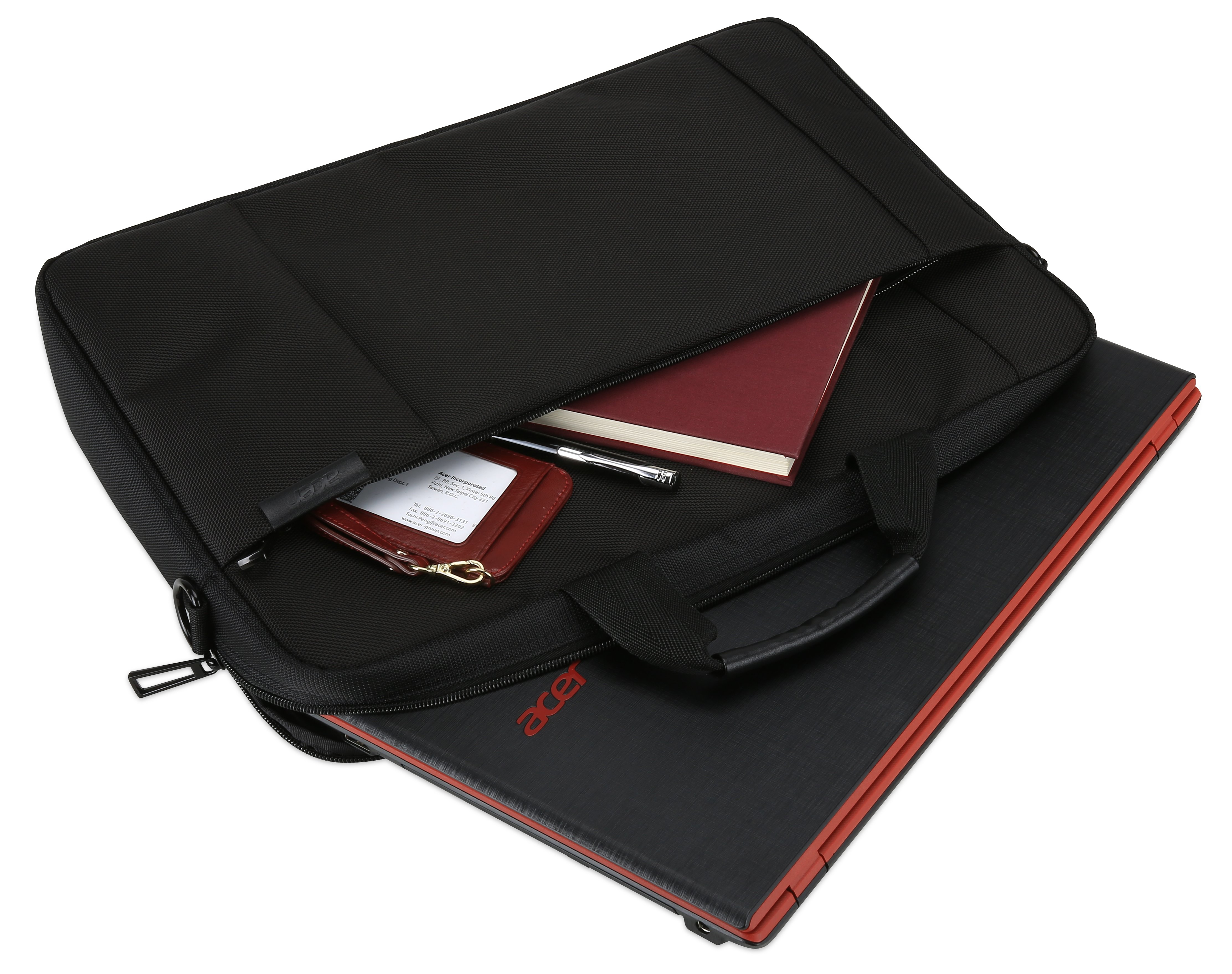 Una borsa nera per laptop con un laptop con dettagli rossi, penna, notebook e un portafoglio all'interno.