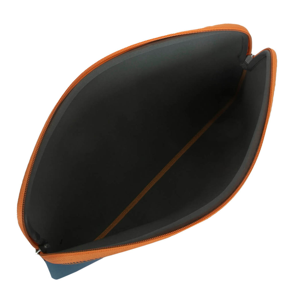 Una custodia per laptop aperta con una cerniera arancione brillante e un interno scuro.