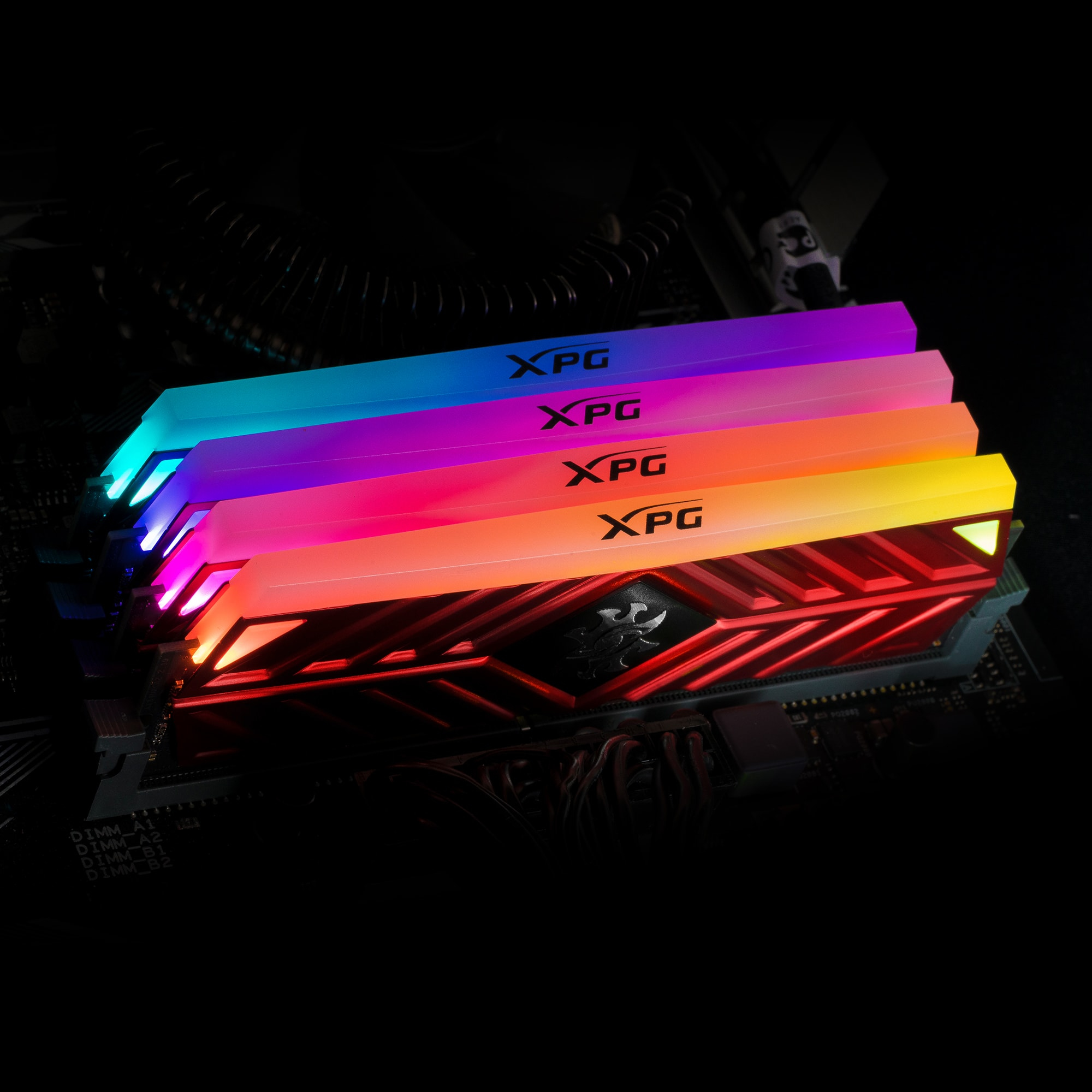 Renkli LED ışıklı çoklu RAM modülleri. Her modülde XPG logosu görünür.