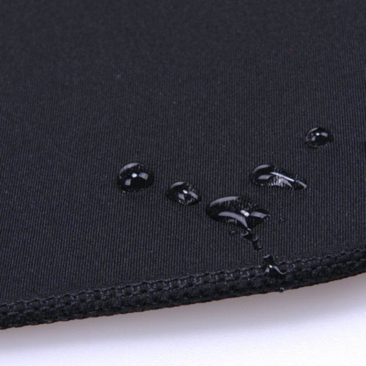 Zbliżenie czarnej tkaniny z kroplami wody na jej powierzchni.