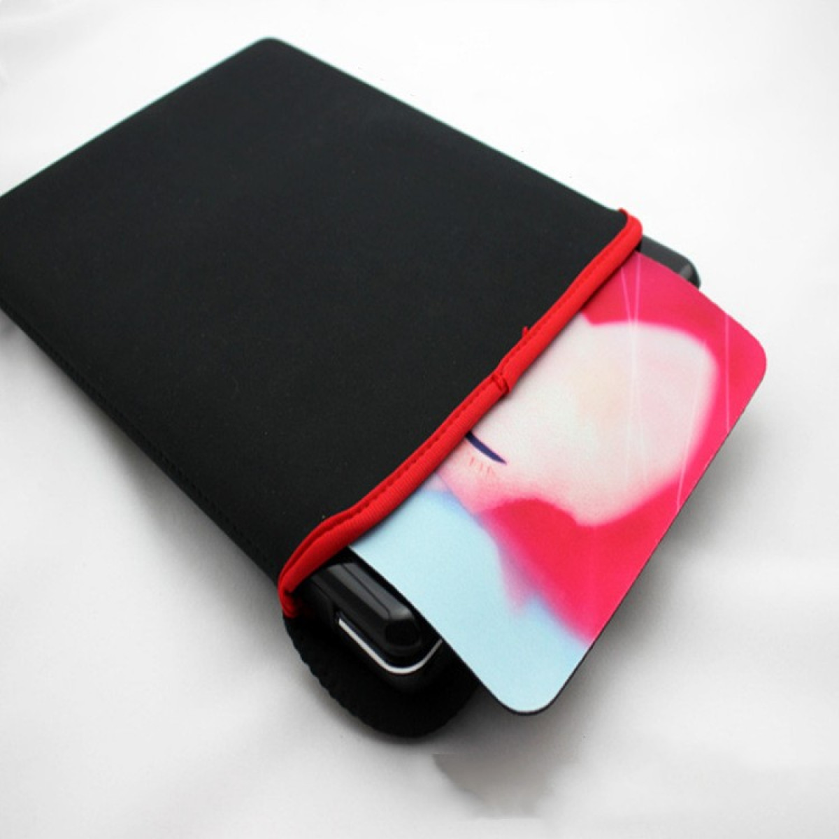 Czarna torba na laptopa z czerwonym wnętrzem i kolorowym wizerunkiem twarzy kobiety.