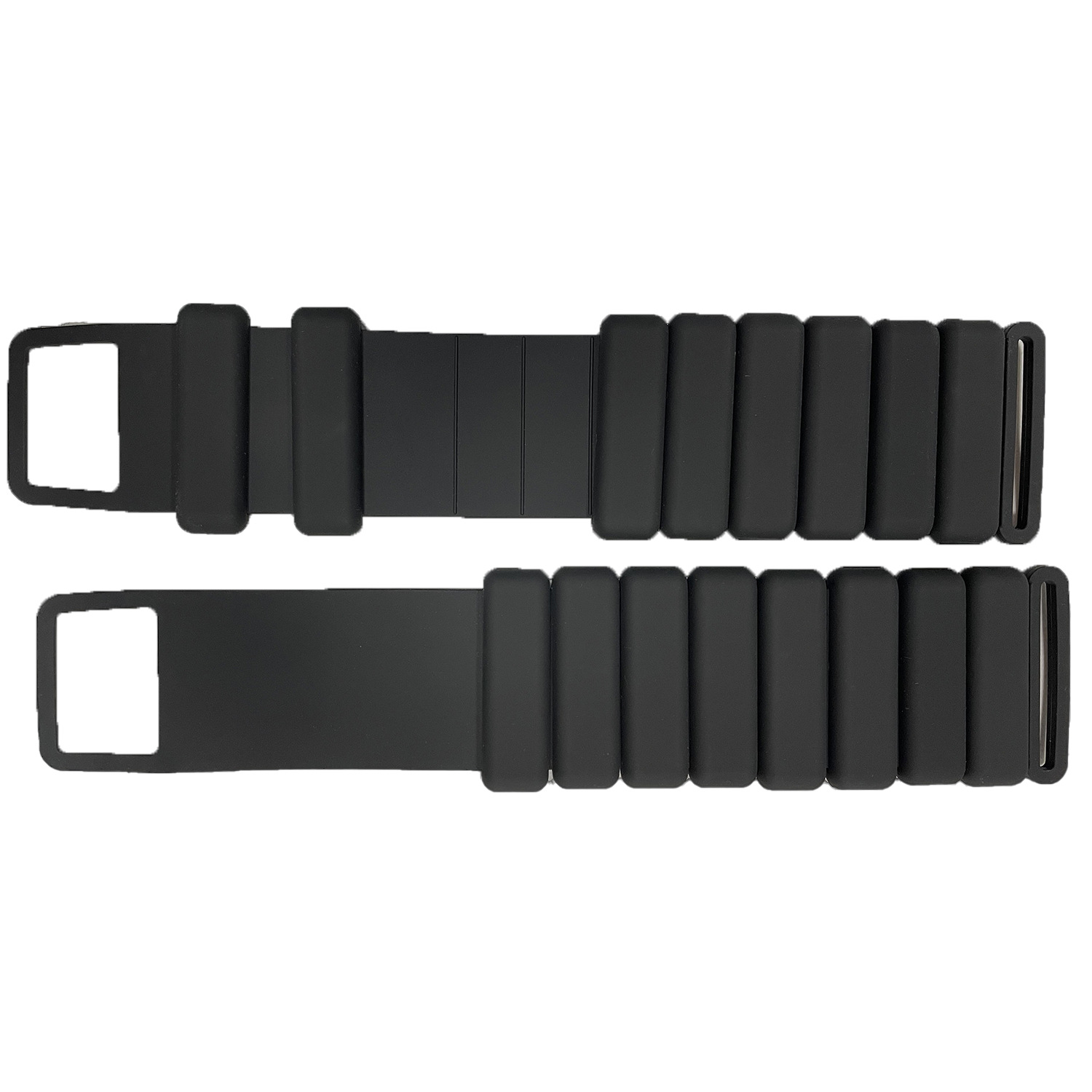 Dwie czarne opaski na nadgarstek. Kształt prostokątny. Białe tło.