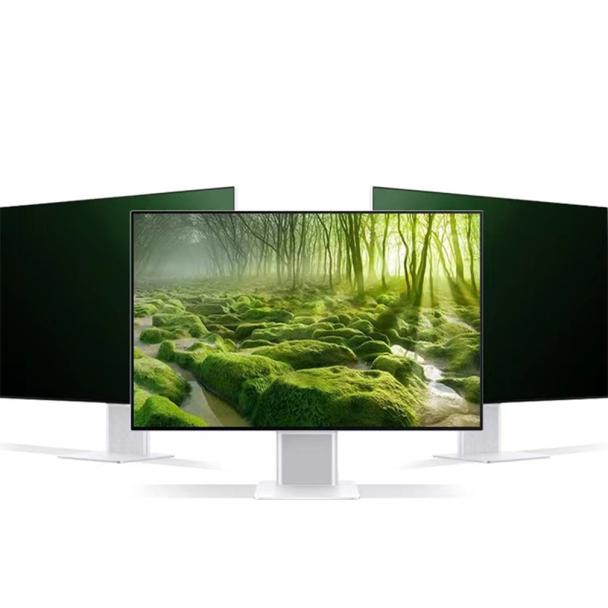 Tre monitor di computer che mostrano una scena forestale con muschio verde e alberi.